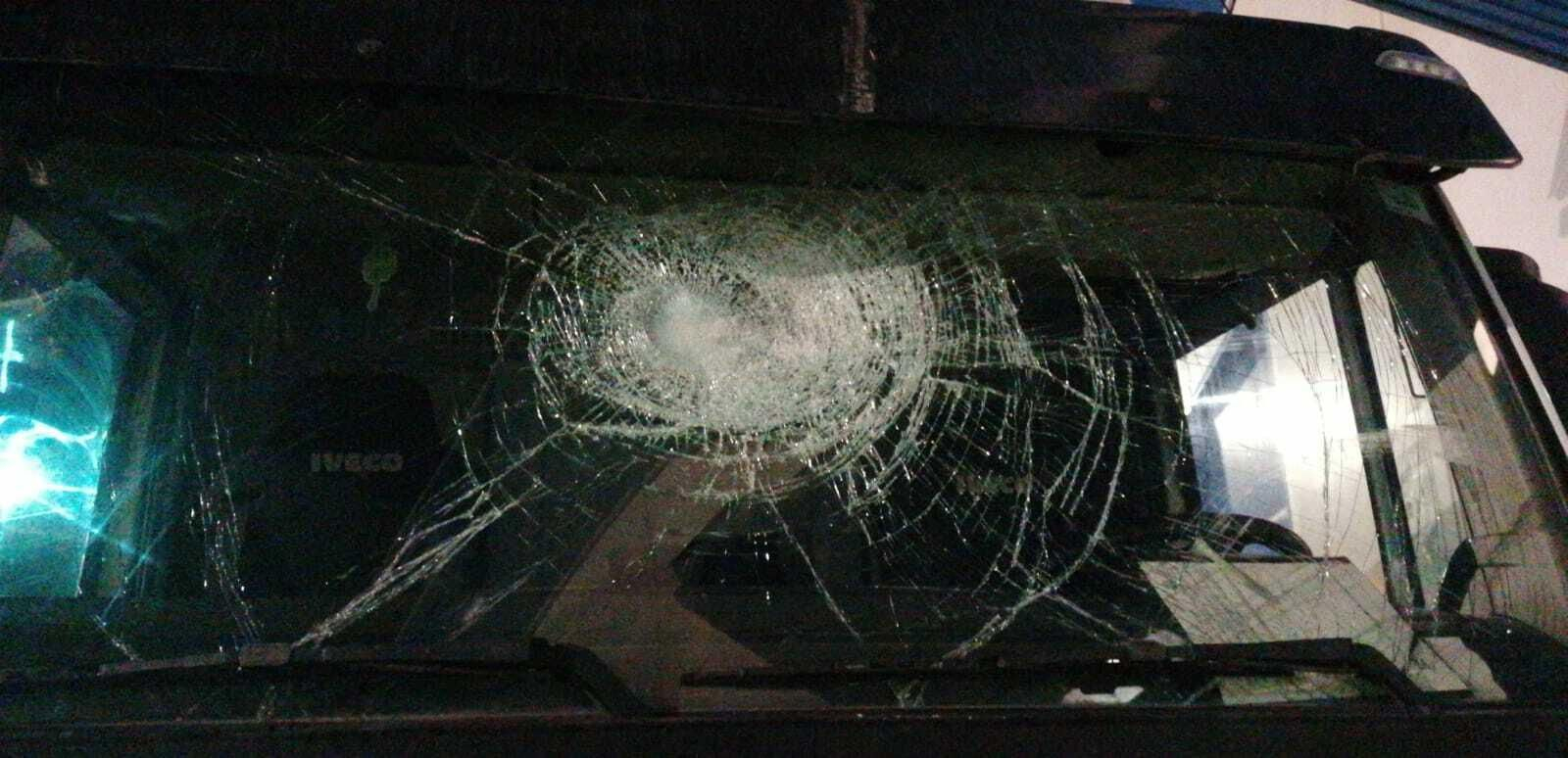 Así ha quedado la luna de uno de los camiones por el impacto de un adoquín