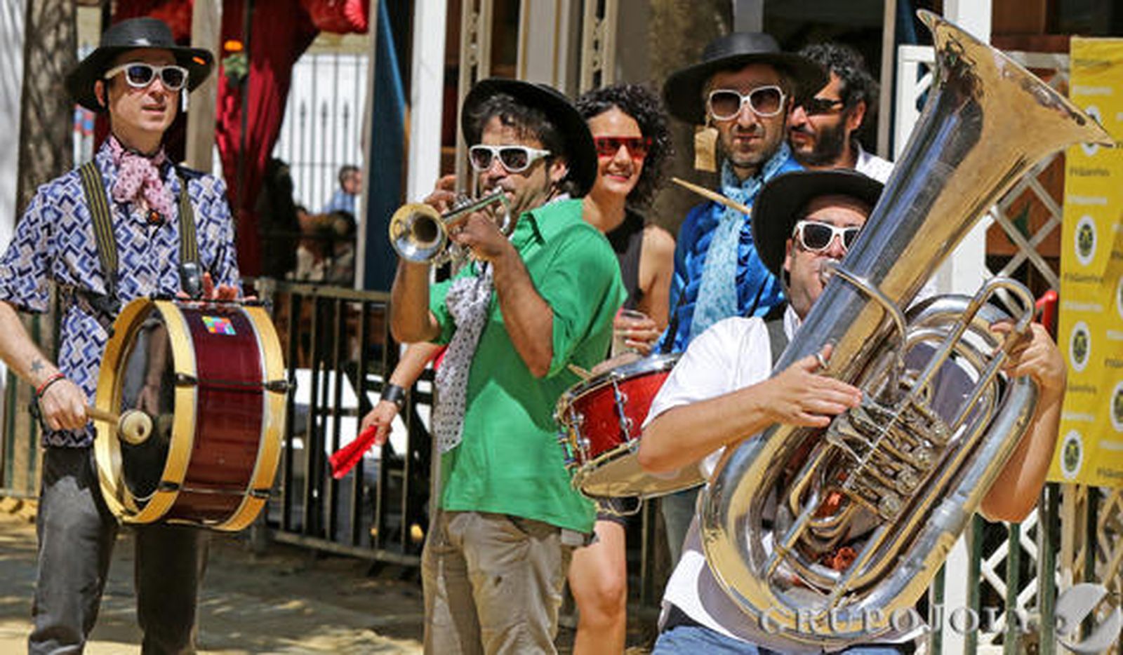Los integrantes de una charanga hacen sonar sus instrumentos sobre el albero.

Foto: Miguel Angel Gonzalez