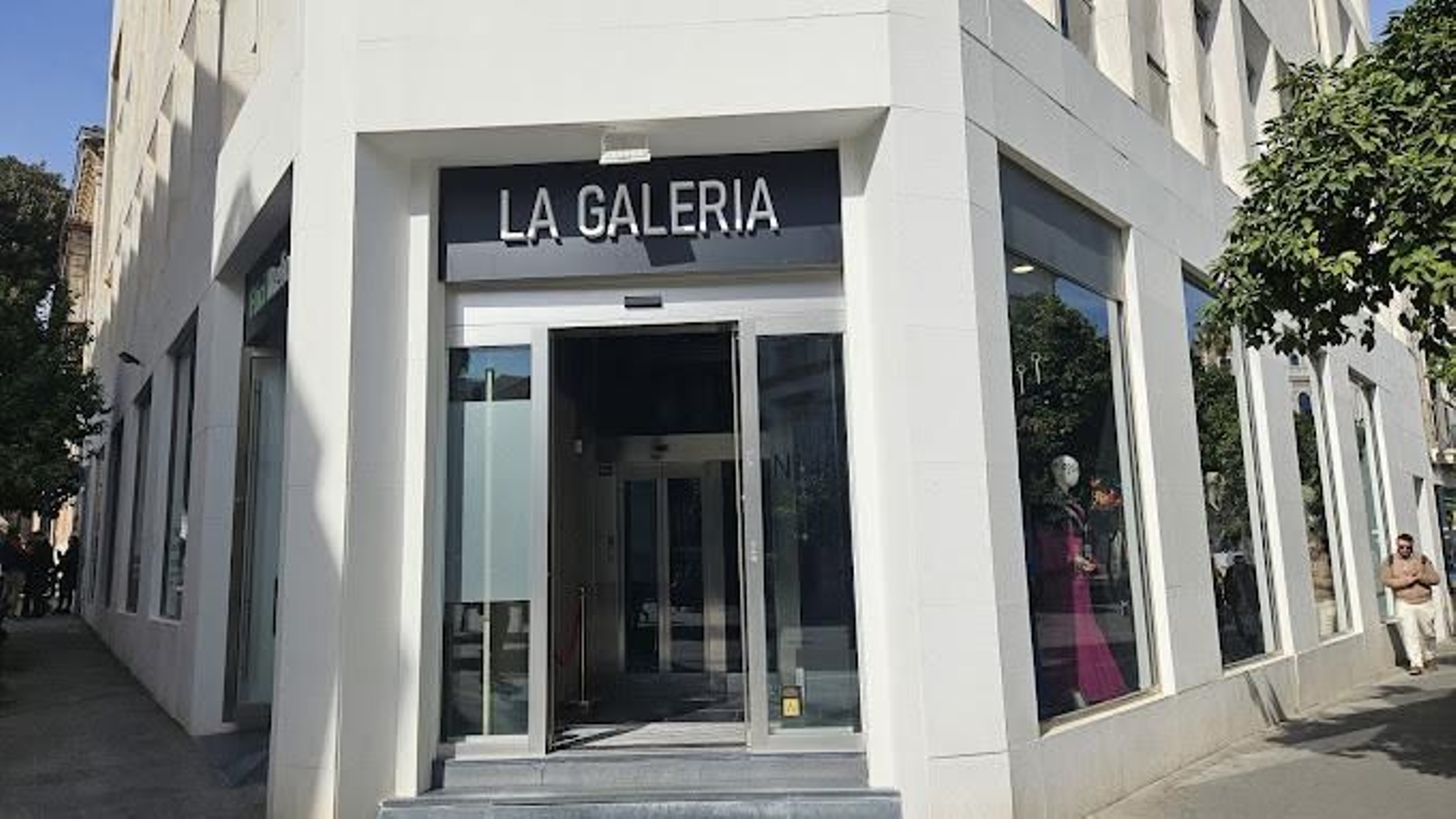 La Galería, uno de los proyectos que comparten espacio en Calle Larga 45. La Galería, uno de los proyectos que comparten espacio en Calle Larga 45.