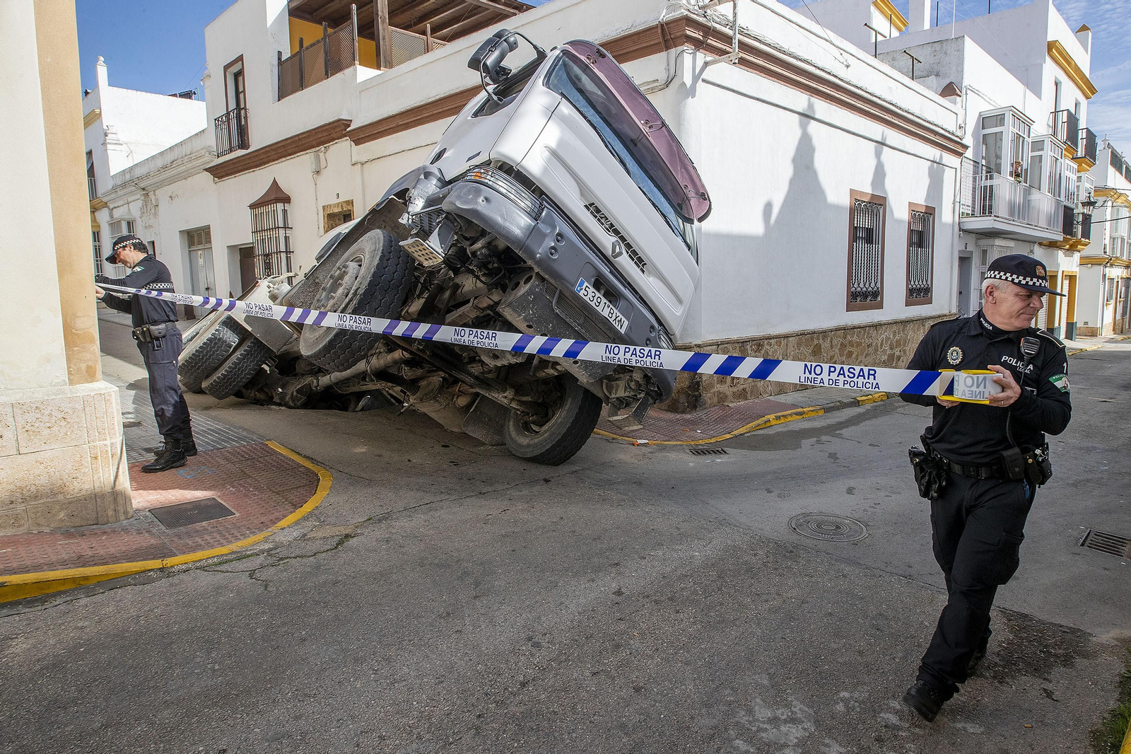 Así ha quedado la hormigonera tras ceder la calzada en San Fernando