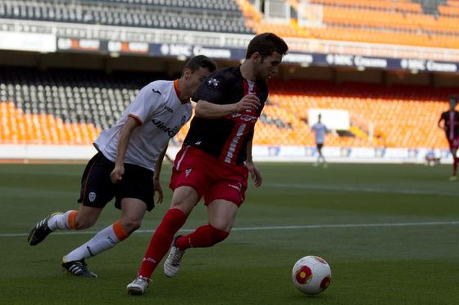 Los albirrojos consuman la pérdida de la categoría un año después de subir al caer en Valencia por 1-0

Foto: LOF