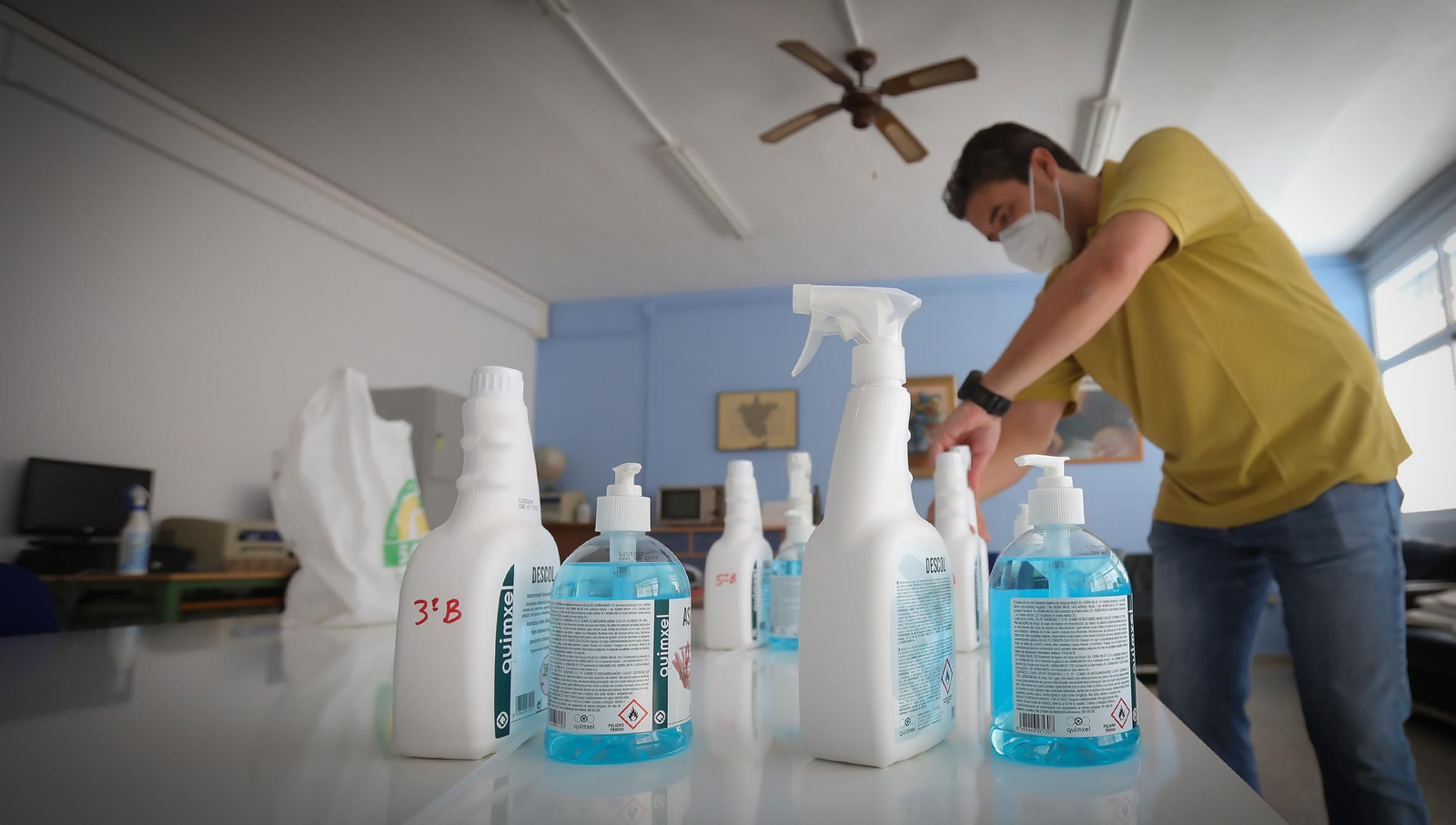 Botes de gel hidroalcohólico en el Alfonso X El Sabio.