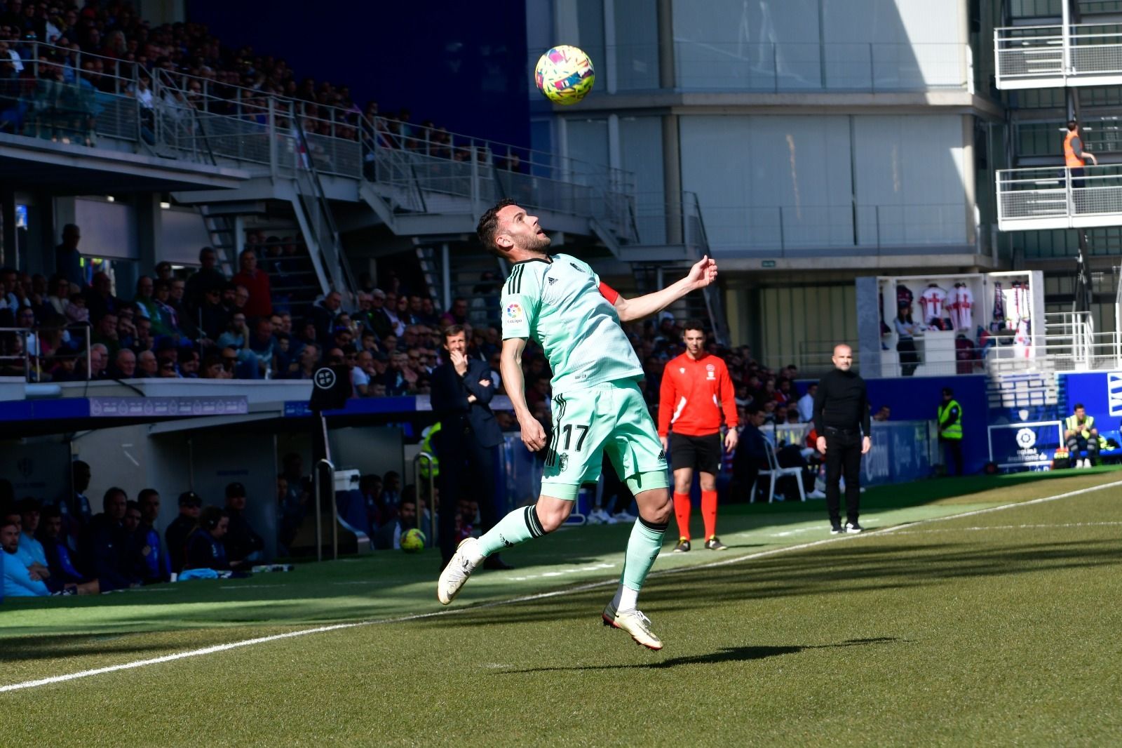 Quini controla el balón en el partido ante el Huesca