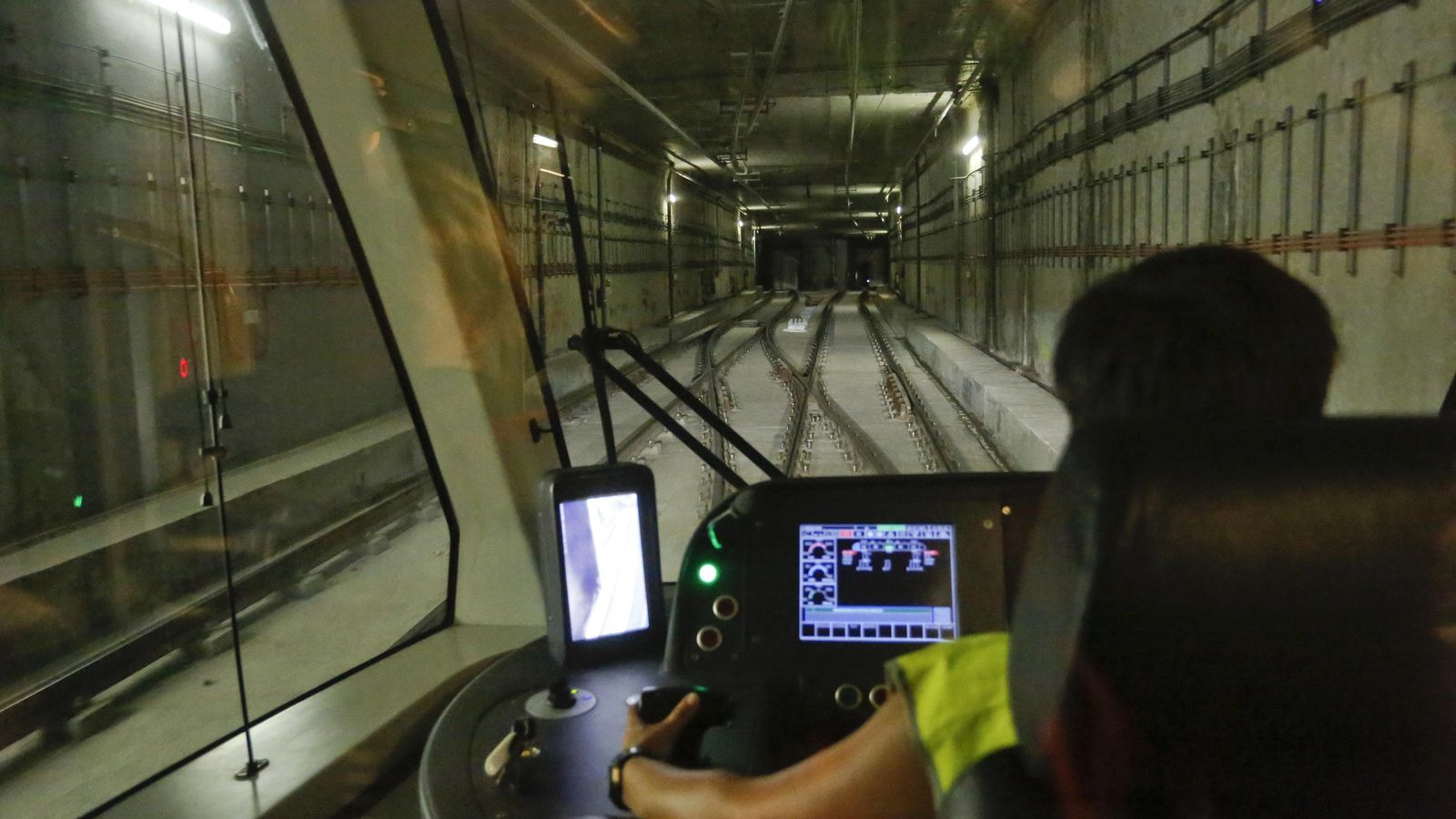 Vista del túnel del Metro de Málaga desde el interior de la cabina del conductor.