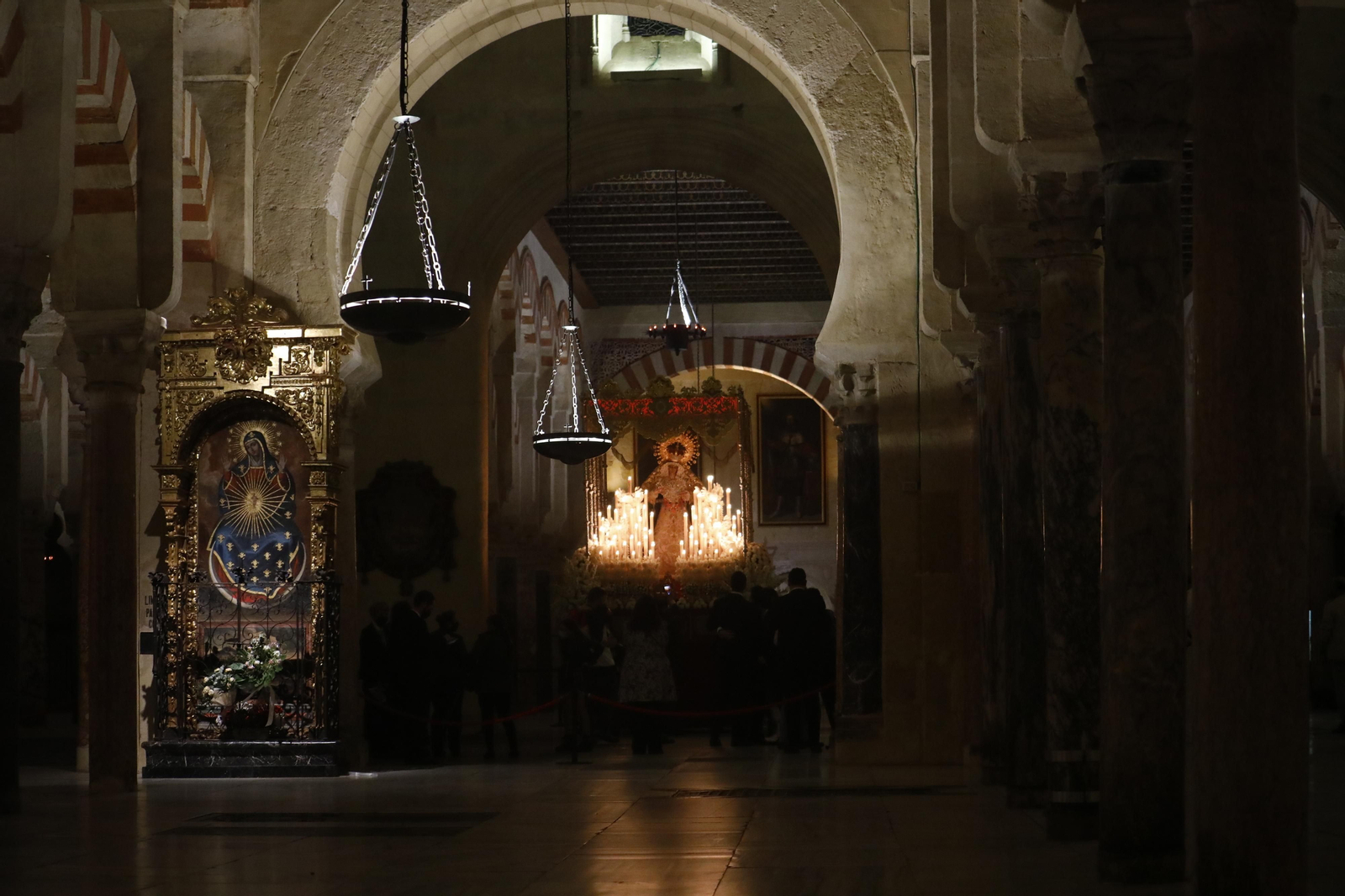 Las imágenes de la Virgen de la O de Córdoba en la Mezquita-Catedral tras suspenderse su salida extraordinaria