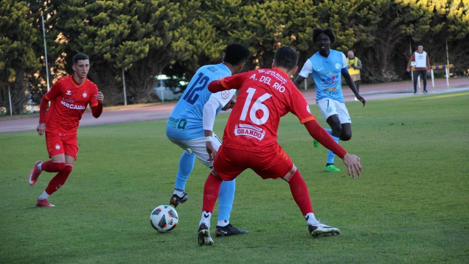 Caio Emerson protege el esférico ante la presión de Álex del Río.