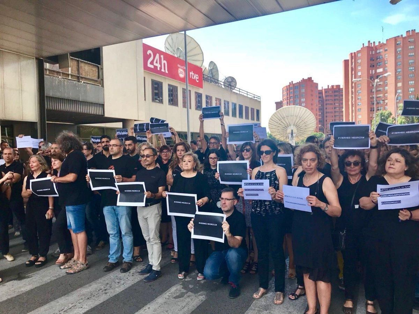 Redactores de RTVE en protesta este viernes en la puerta de Torrespaña