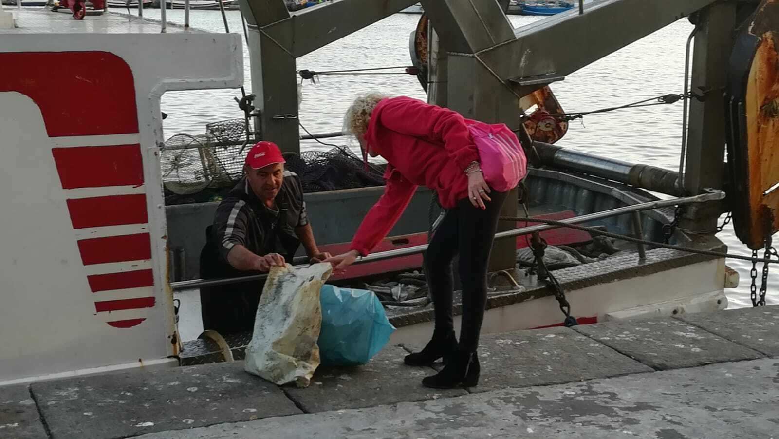 Las mujeres de Galatea recogen la basura que 'pescan' los arrastreros de Almería
