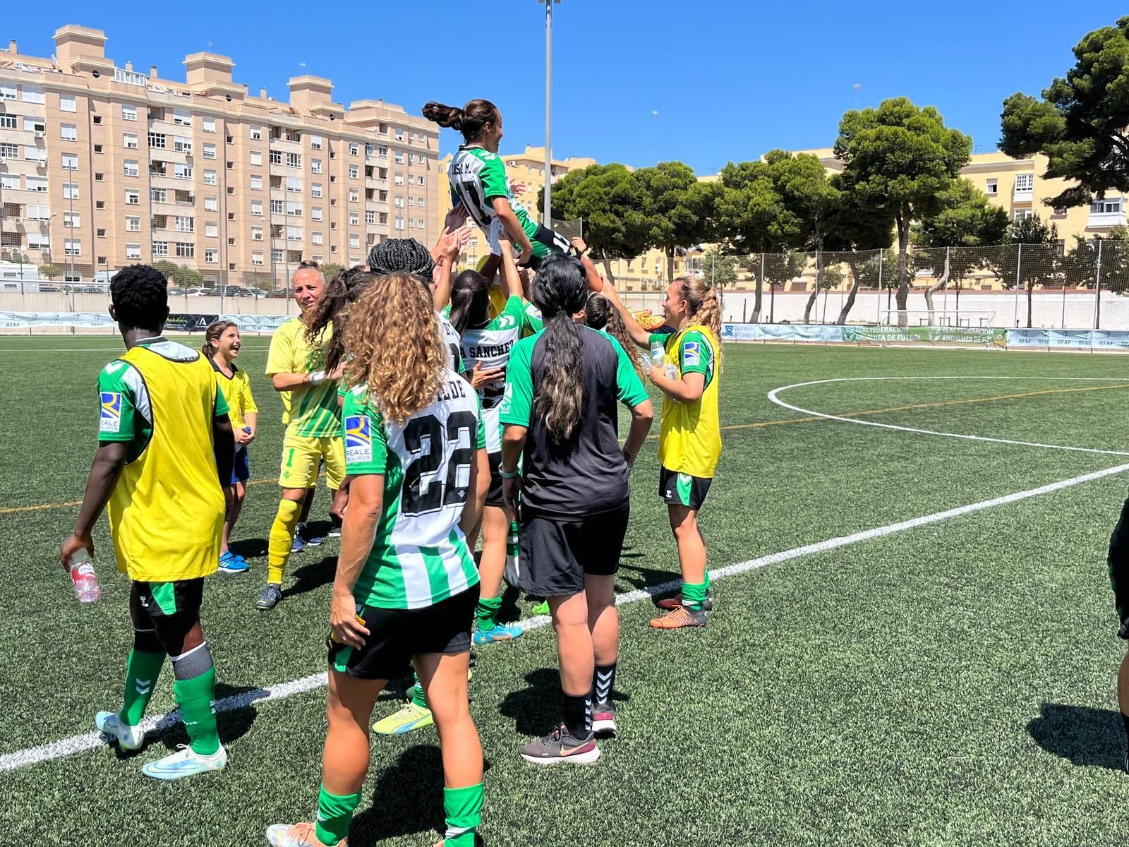 Las chicas del Betis Féminas mantean a su compañera Rosa Márquez tras anotar un doblete ante el Málaga.