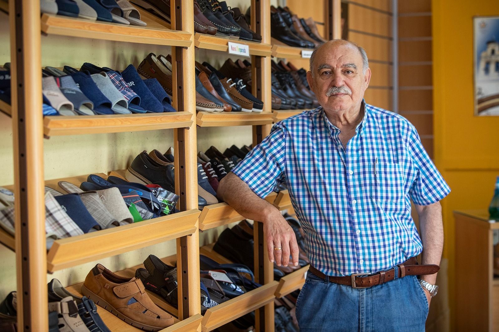 Juan Luis Ruiz, fotografiado en la zapatería San Rafael con ocasión del 70 aniversario del negocio.