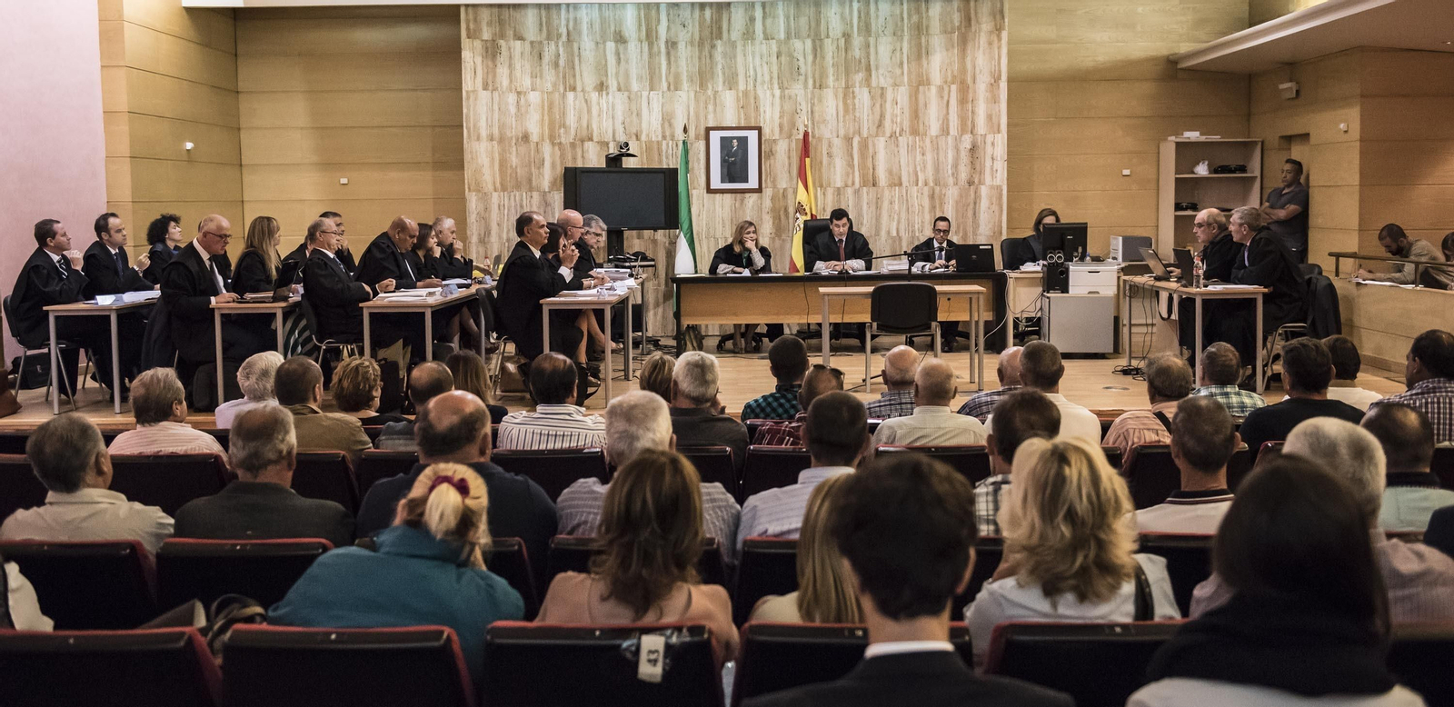 1. La celebración del juicio del caso Alhambra se hizo en una sala especial para acoger tantos acusados, y a decenas de abogados defensores, además del numeroso público que asistió durante meses. 2. Una de las pruebas esenciales fueron las entradas requisadas. 3. La instrucción del caso durante 9 años acumuló más de 90.000 folios.