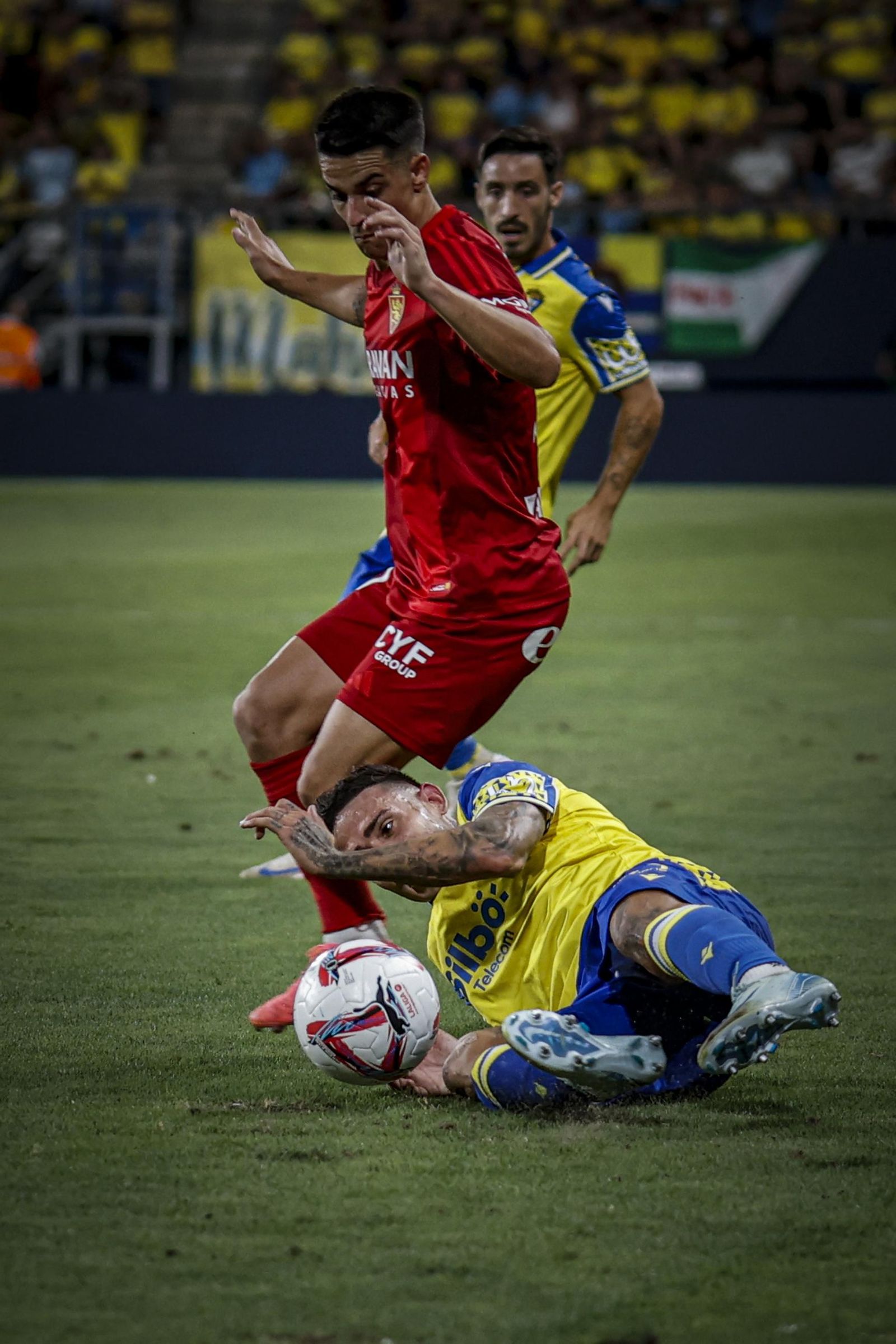 Búscate entre las fotos del partido de fútbol entre Cádiz CF y Real Zaragoza