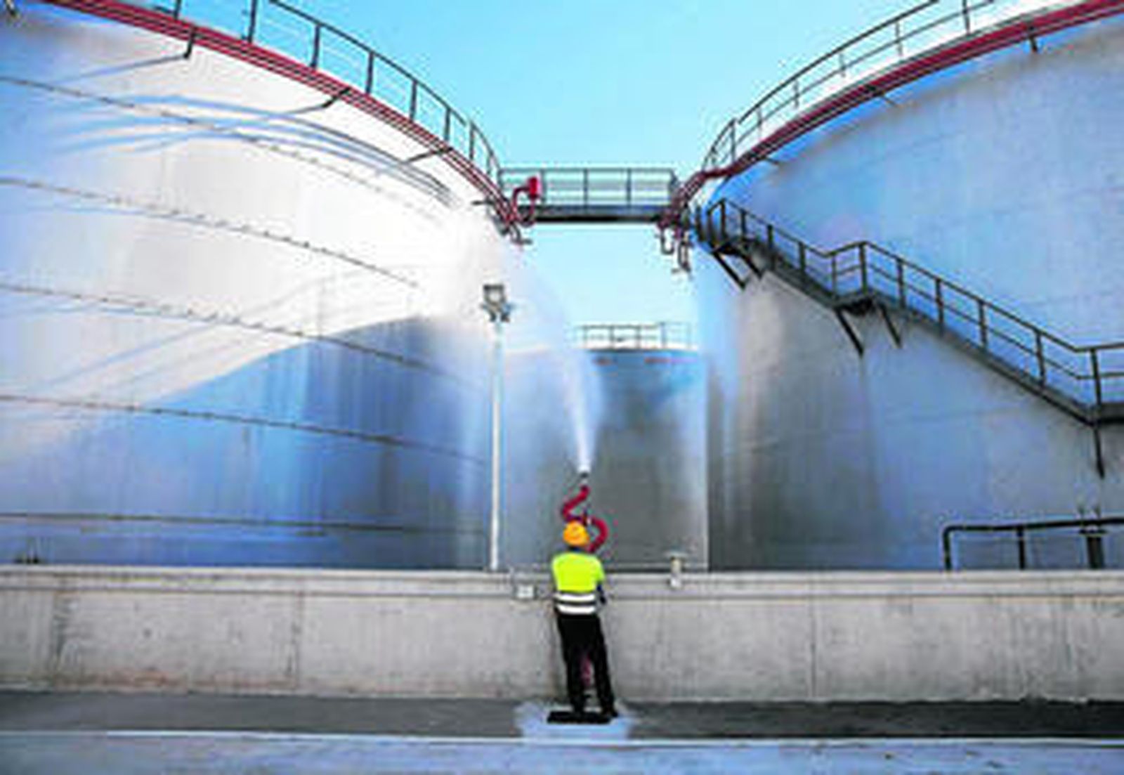 Un técnico durante un simulacro en las nuevas instalaciones de Oil  Distribution Terminals en Málaga, ayer.