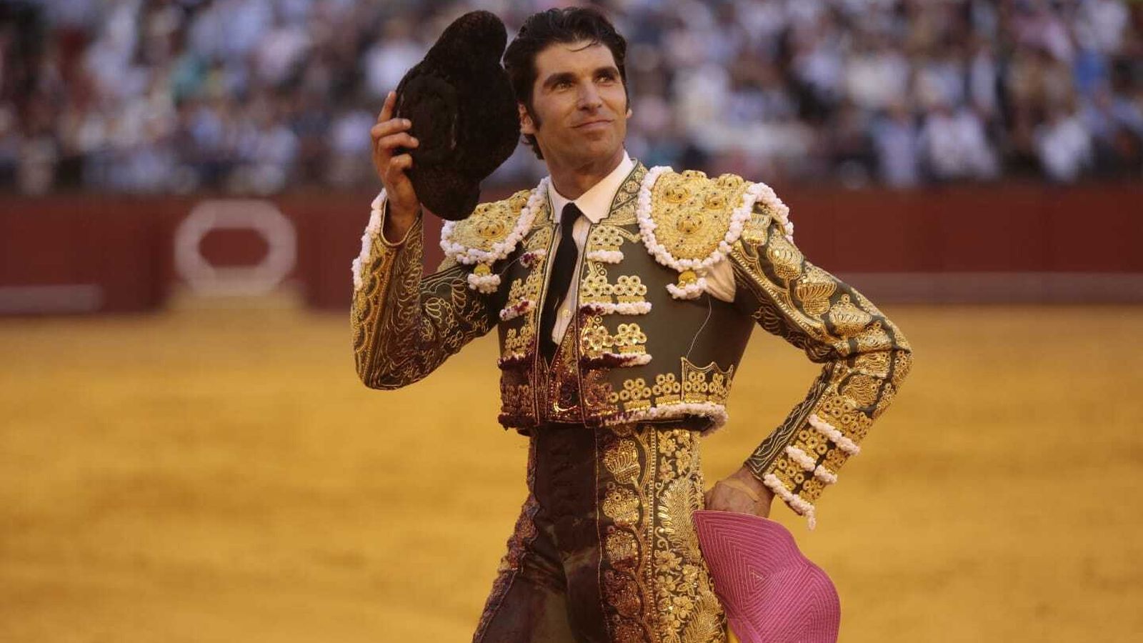 Cayetano dando la vuelta al ruedo tras matar al sexto toro de la tarde.