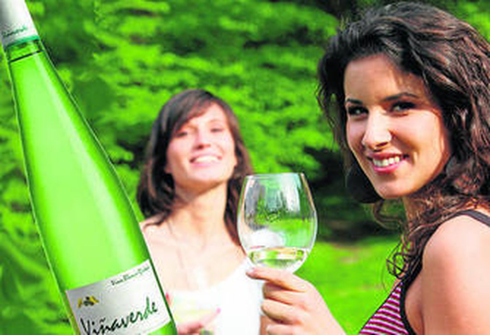 Dos jóvenes disfrutan de una copa de uno de los vinos de la bodega.