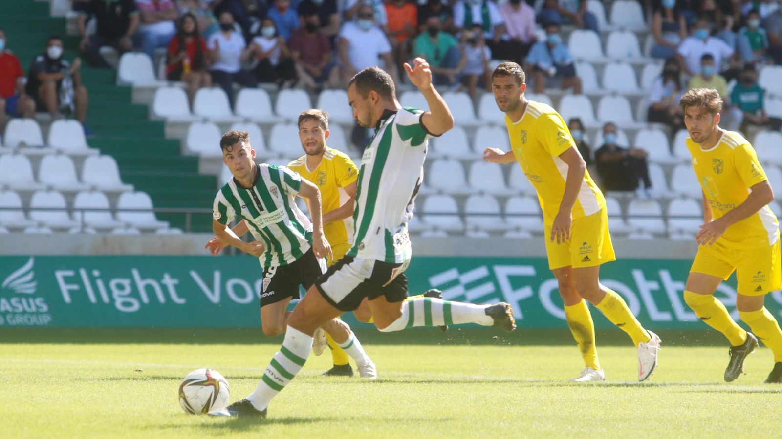 De las Cuevas patea el penalti que supuso el 3-1 para el Córdoba CF ante la UD San Fernando. De las Cuevas patea el penalti que supuso el 3-1 para el Córdoba CF ante la UD San Fernando.