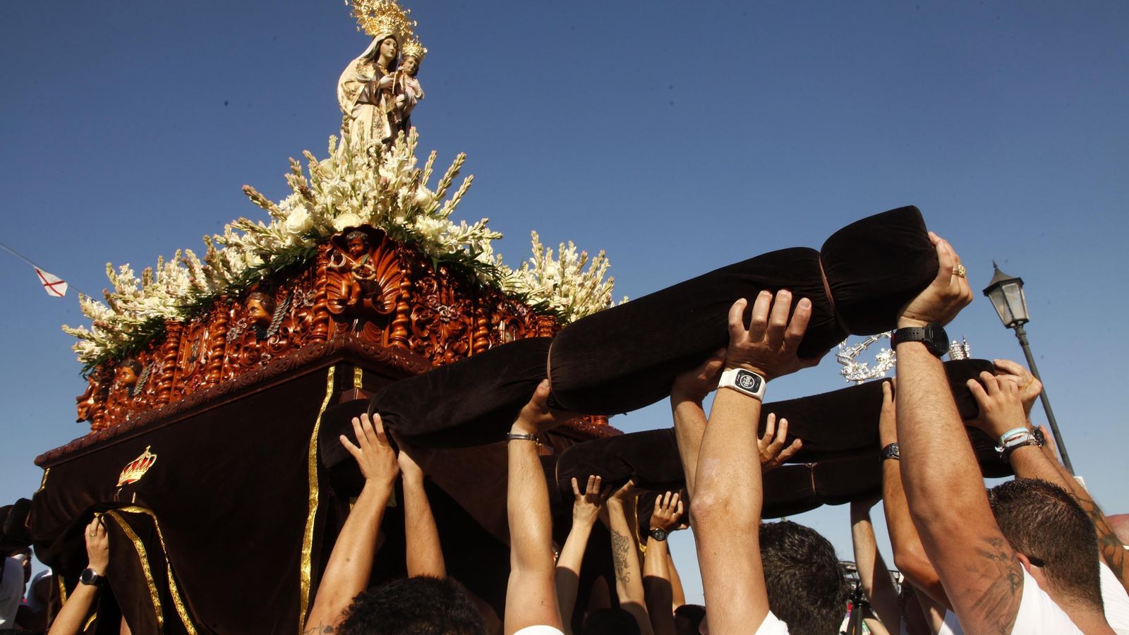 Los costaleros levantan a pulso a la Patrona de los Marineros Los costaleros levantan a pulso a la Patrona de los Marineros