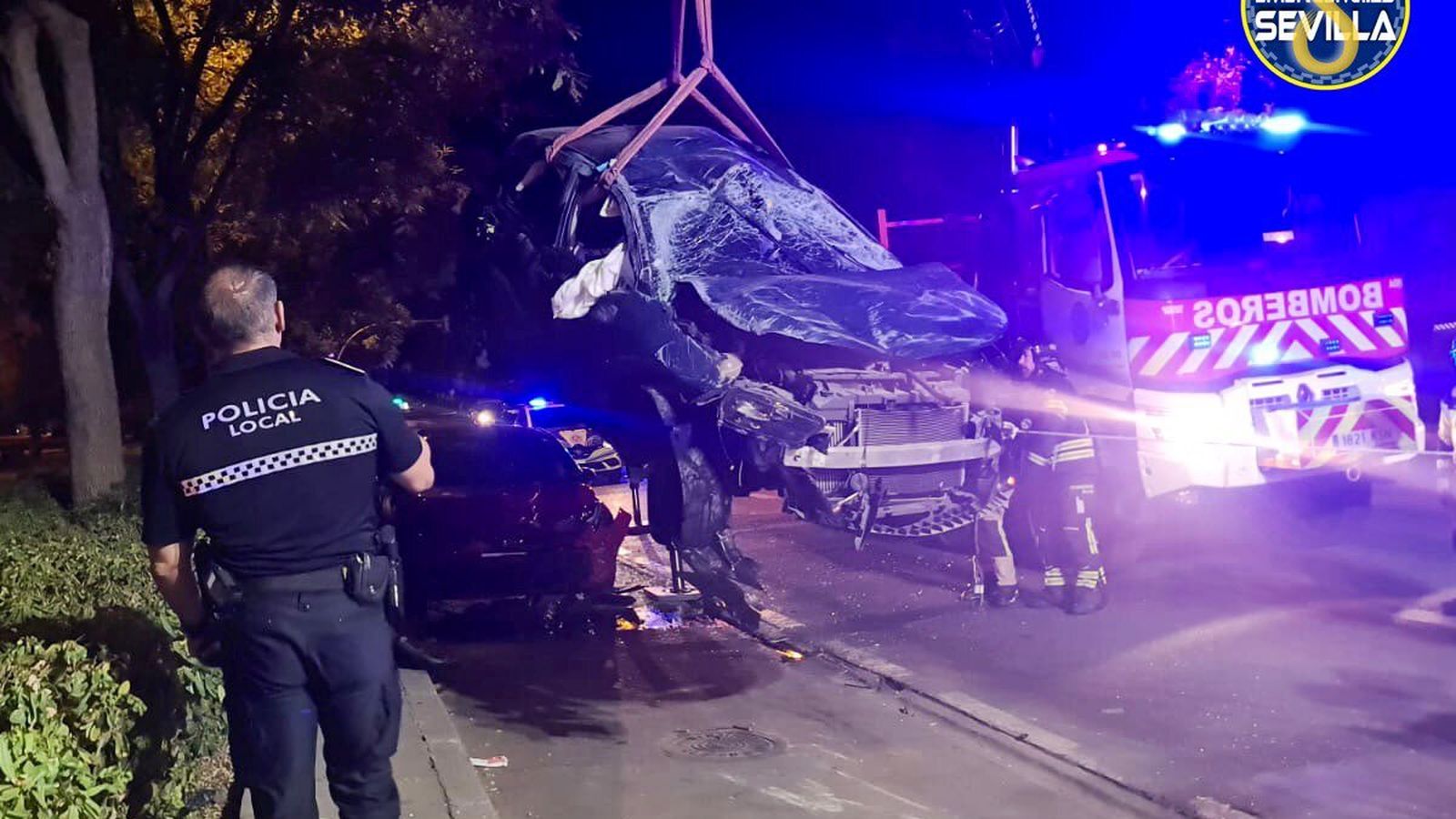 Los bomberos tuvieron que intervenir para retirar con una grúa el vehículo siniestrado.