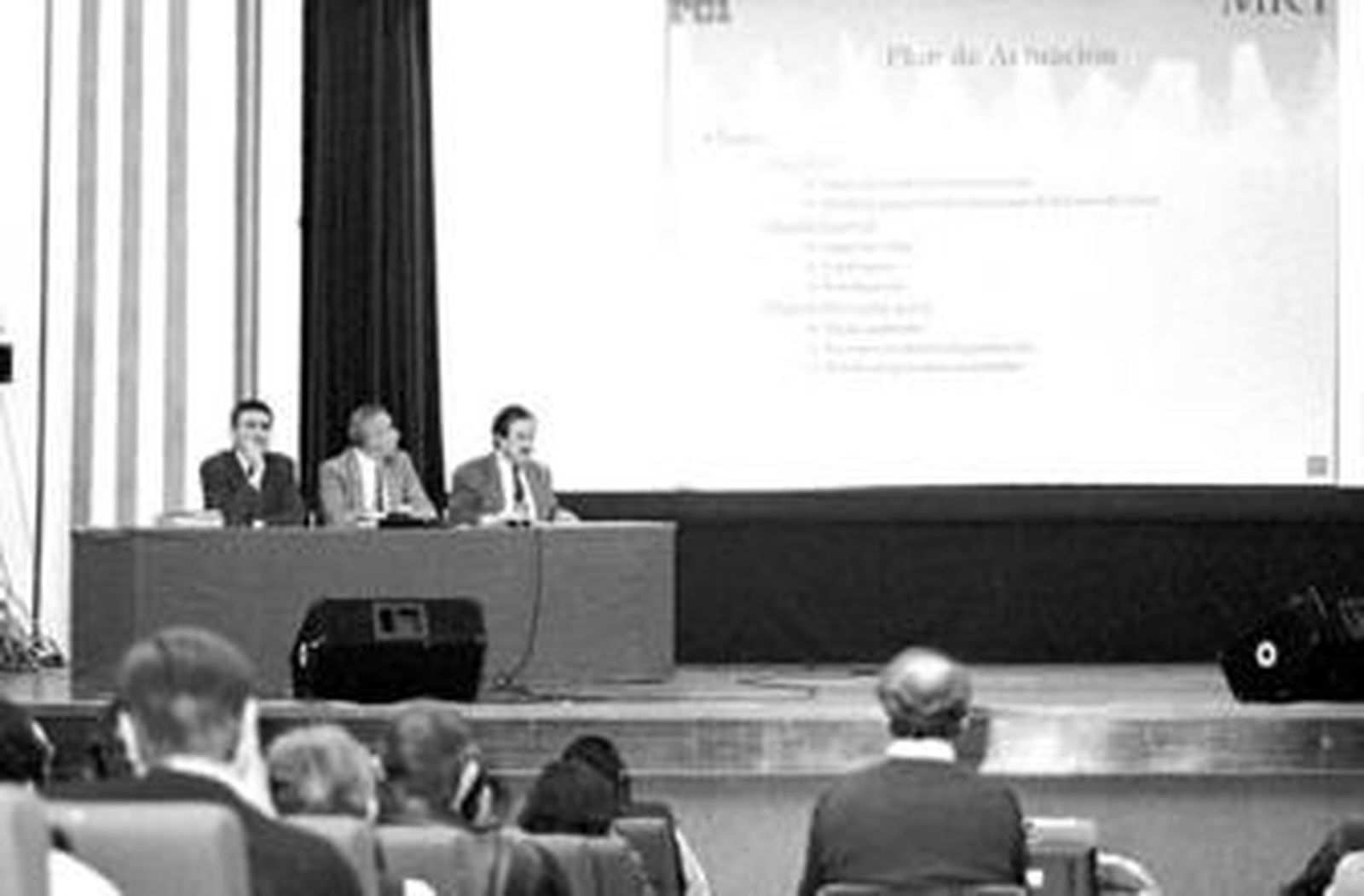 Carlos Estévez, primero por la derecha, en sus tiempos de director general de la SAL, presentando el balance anual.