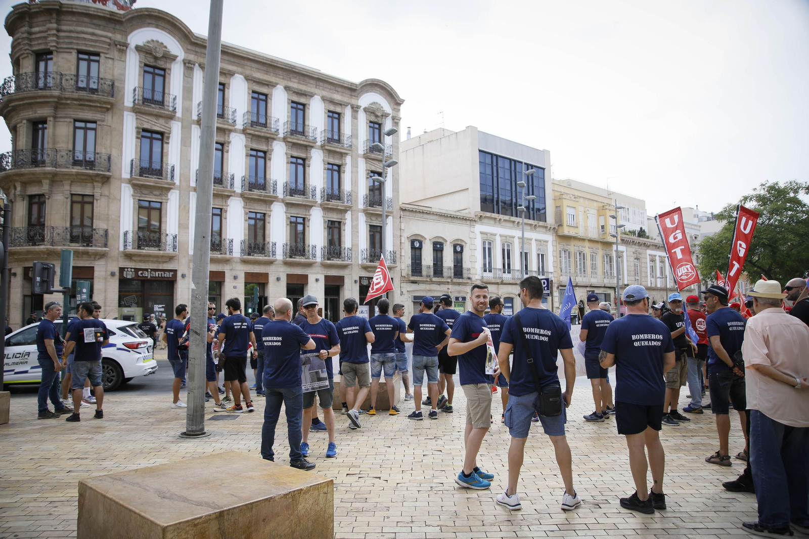 Manifestación de los bomberos quemados de Almería, en imágenes