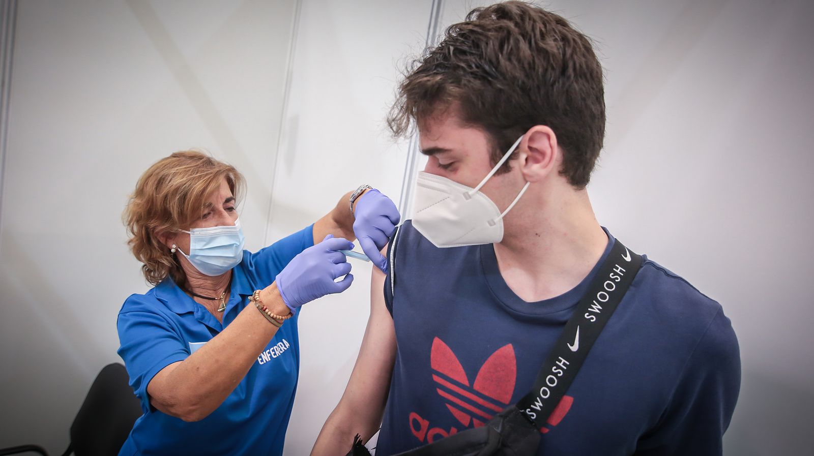 Jóvenes y menores se vacunan en el 'Veguita'