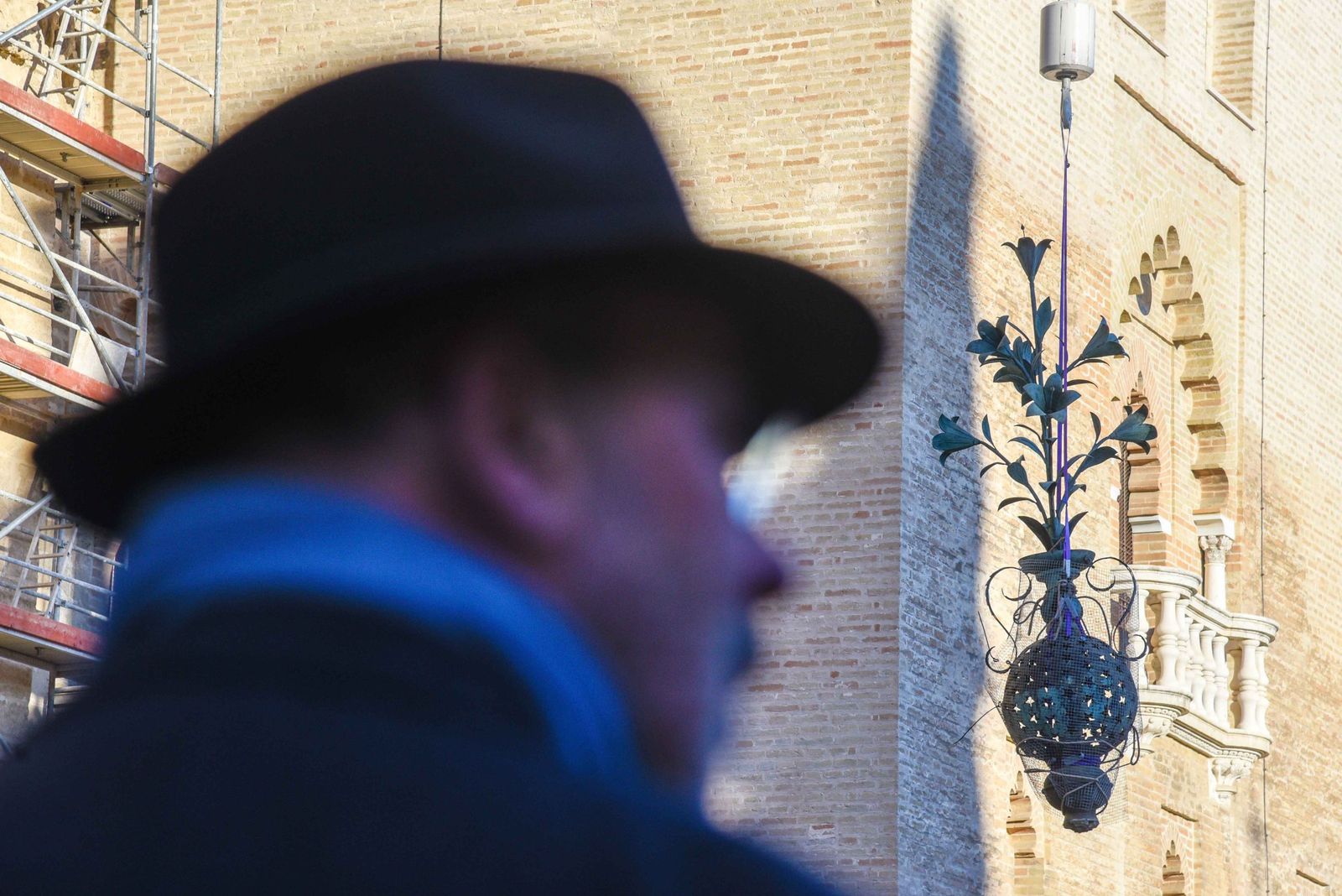 La retirada de las jarras de las azucenas de la Giralda, en imágenes