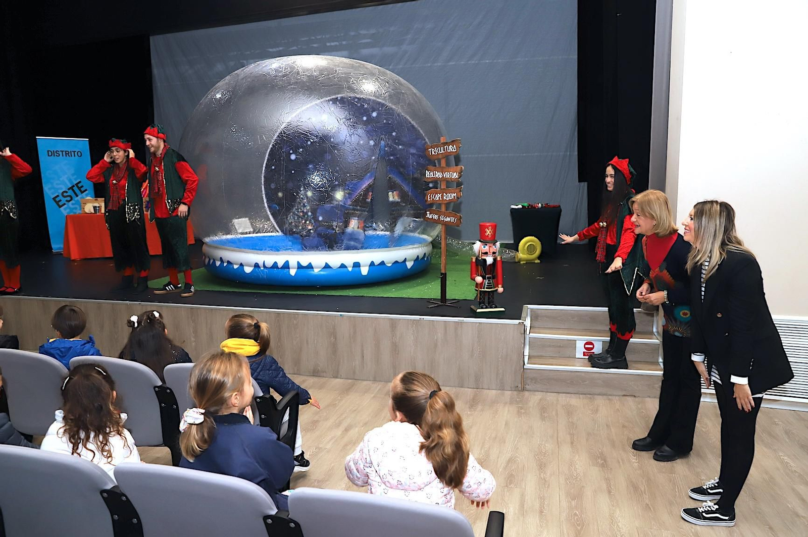 Carmen Pina, en la primera jornada de animación navideña con la Bola de Navidad.