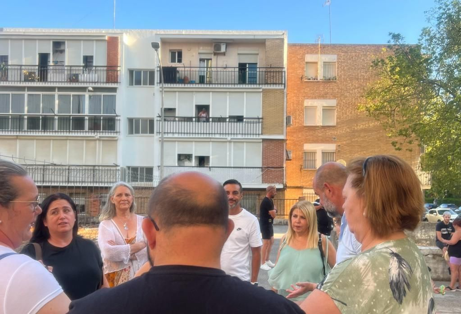 Mamen Sánchez, con los vecinos de la plaza Venus Mamen Sánchez, con los vecinos de la plaza Venus