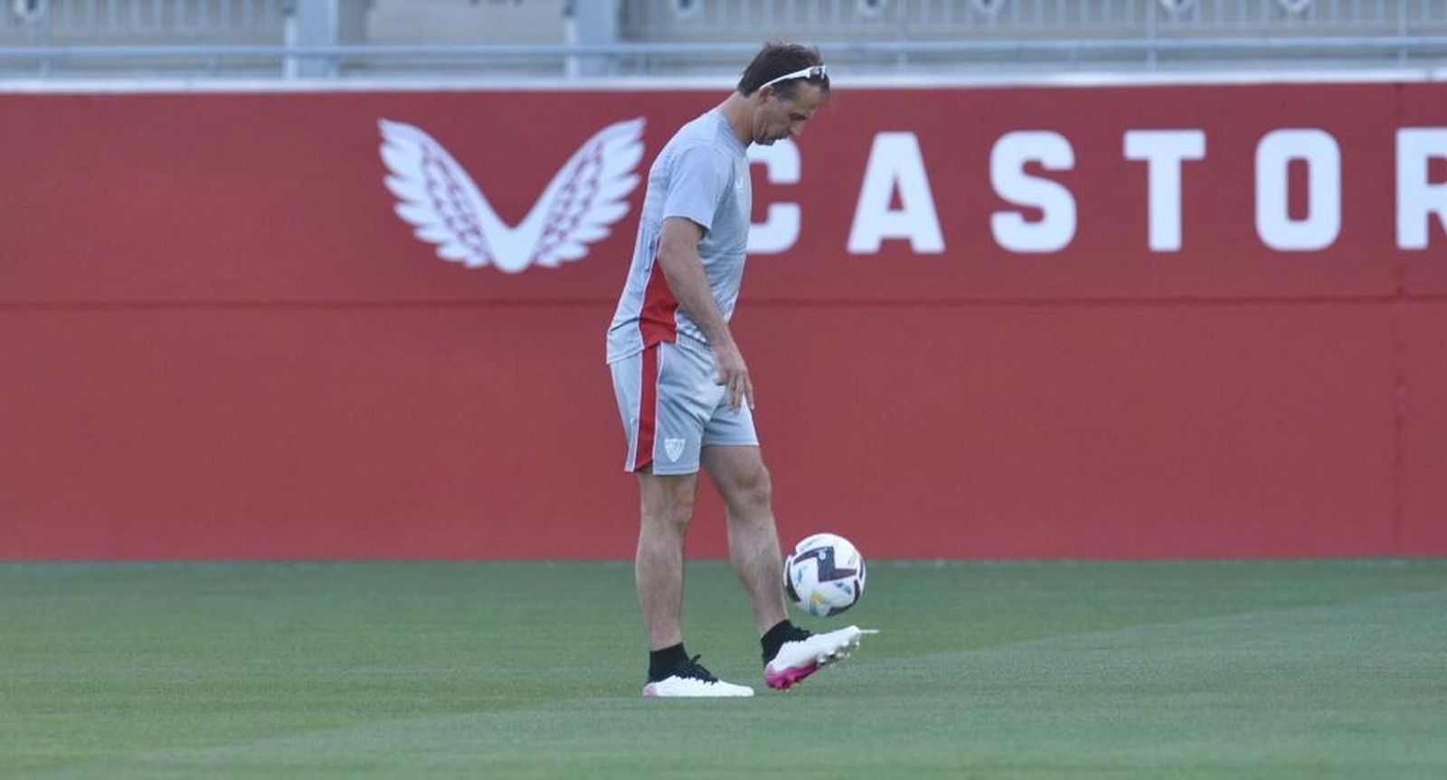 Lopetegui juguetea con el balón en el entrenamiento.