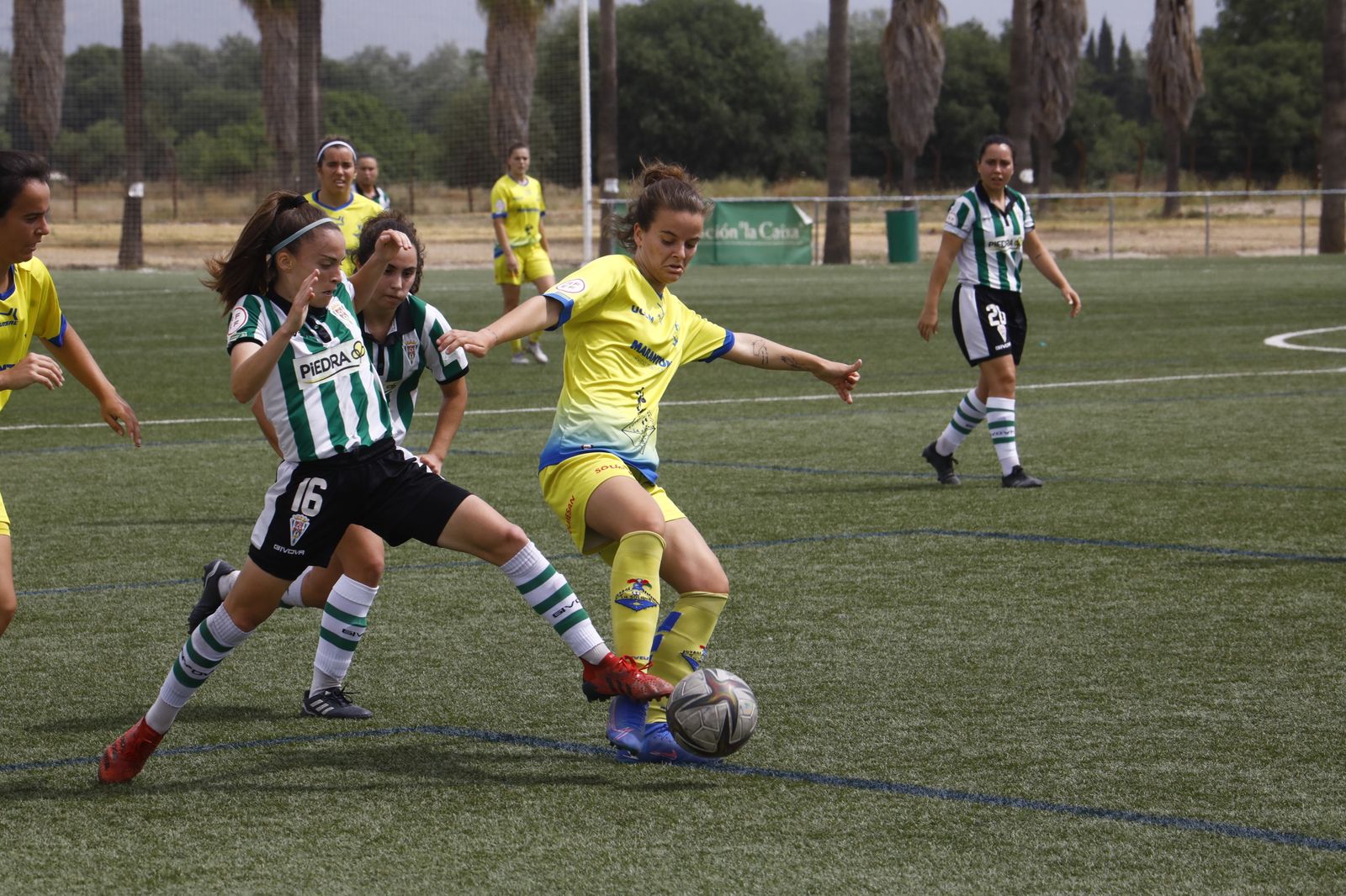 Clau Blanco lucha un balón contra una rival de La Solana.