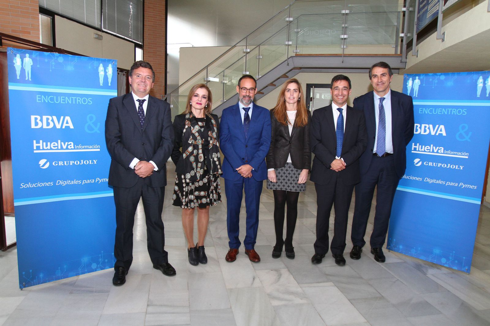 El director de ‘Huelva Información’, Luis Pérez-Bustamante; la responsable de Calidad de Transromán, María José Román; el director del departamento de Administración de La Canastita, Daniel Velo; la gerente de Marketing de Administraciones Públicas y Empresas del Territorio Sur de Telefónica, Rocío Martínez; el director de Transformación Empresarial de BBVA, Óscar Vélez de Mendizábal; y el director de zona Huelva Sevilla Oeste de BBVA, Manuel Fernández Armenteros.