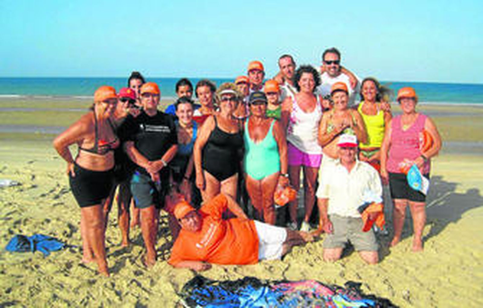 Los participantes en las actividades de Camposoto posan con la delegada de Deportes, María Jesús Ortega.