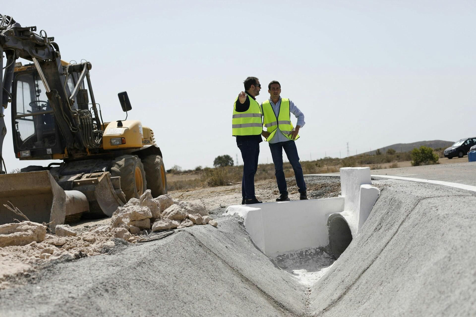 Visita de Óscar Liria a una obra en la provincia.
