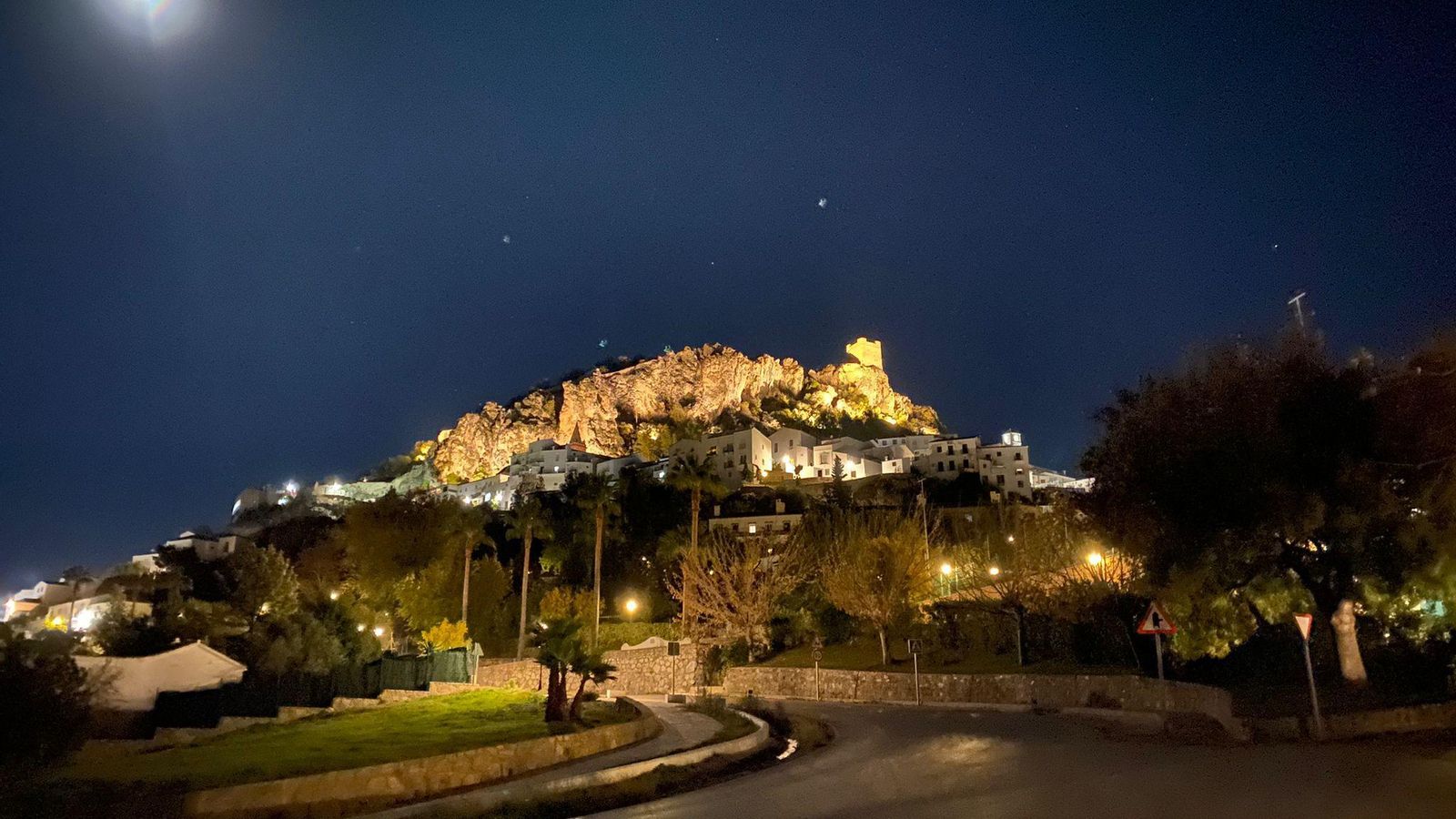 La Villa Medieval de Zahara de la Sierra, con su castillo, que ha recibido recientemente el distintivo del ICTE. La Villa Medieval de Zahara de la Sierra, con su castillo, que ha recibido recientemente el distintivo del ICTE.