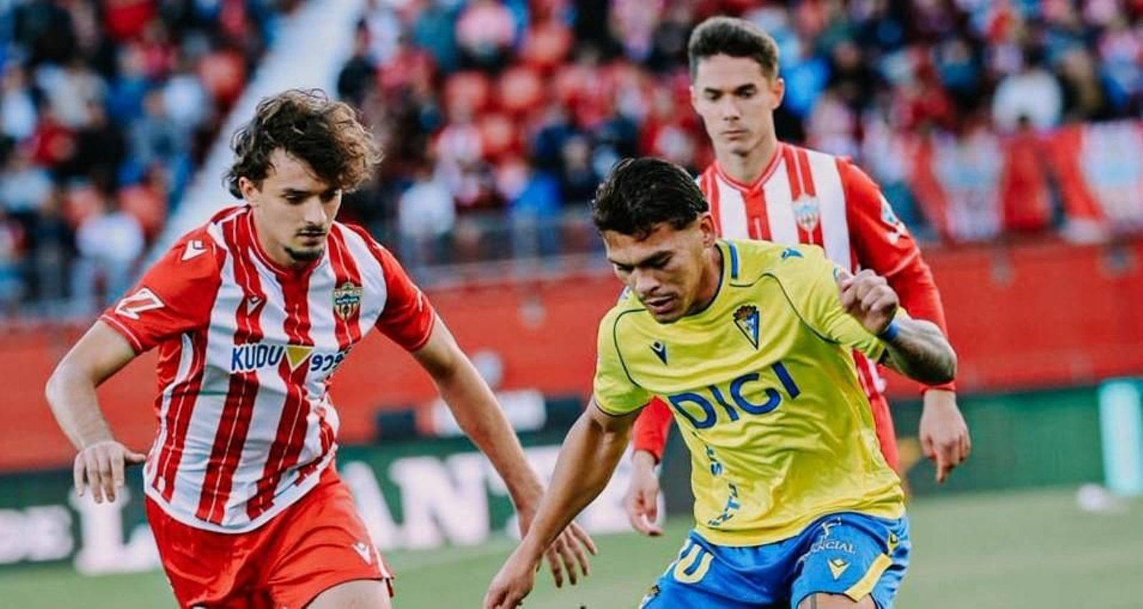 Brian Ocampo ante Gui Guedes en el Almería-Cádiz.