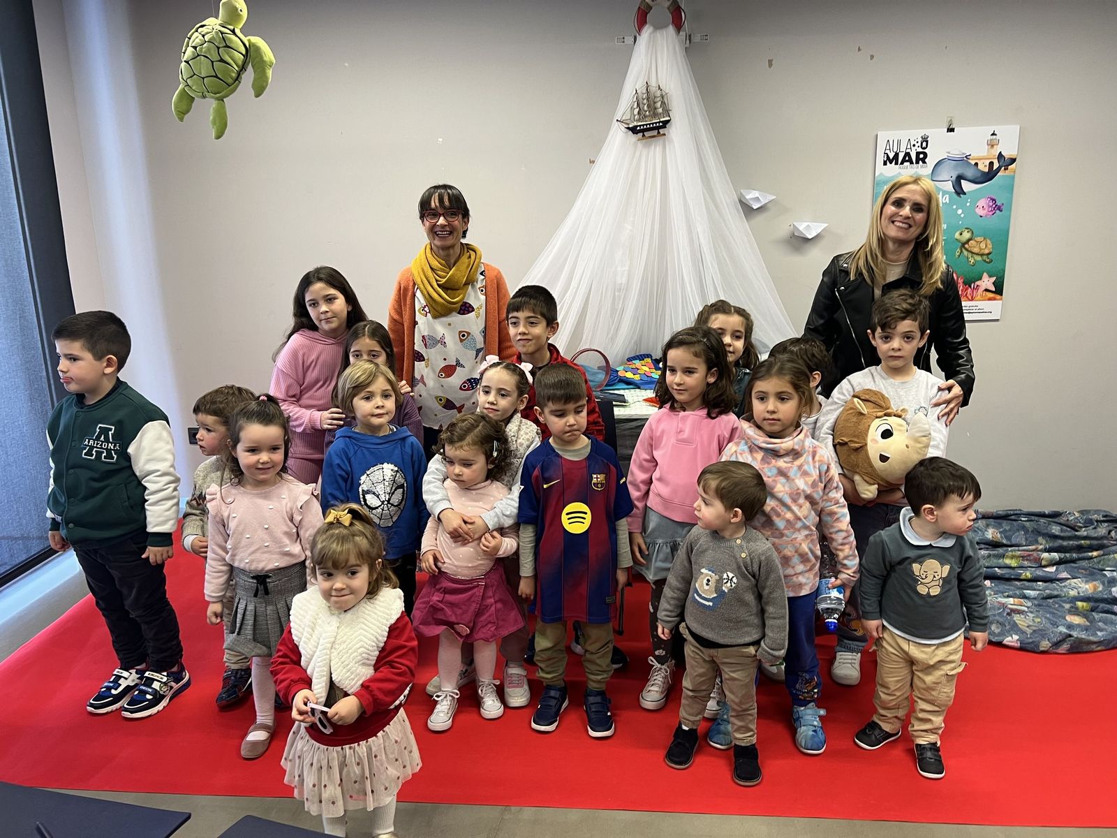 Paula Mandarina, Emilia Álvarez y el pequeño público en el Aula del Mar de Roquetas.