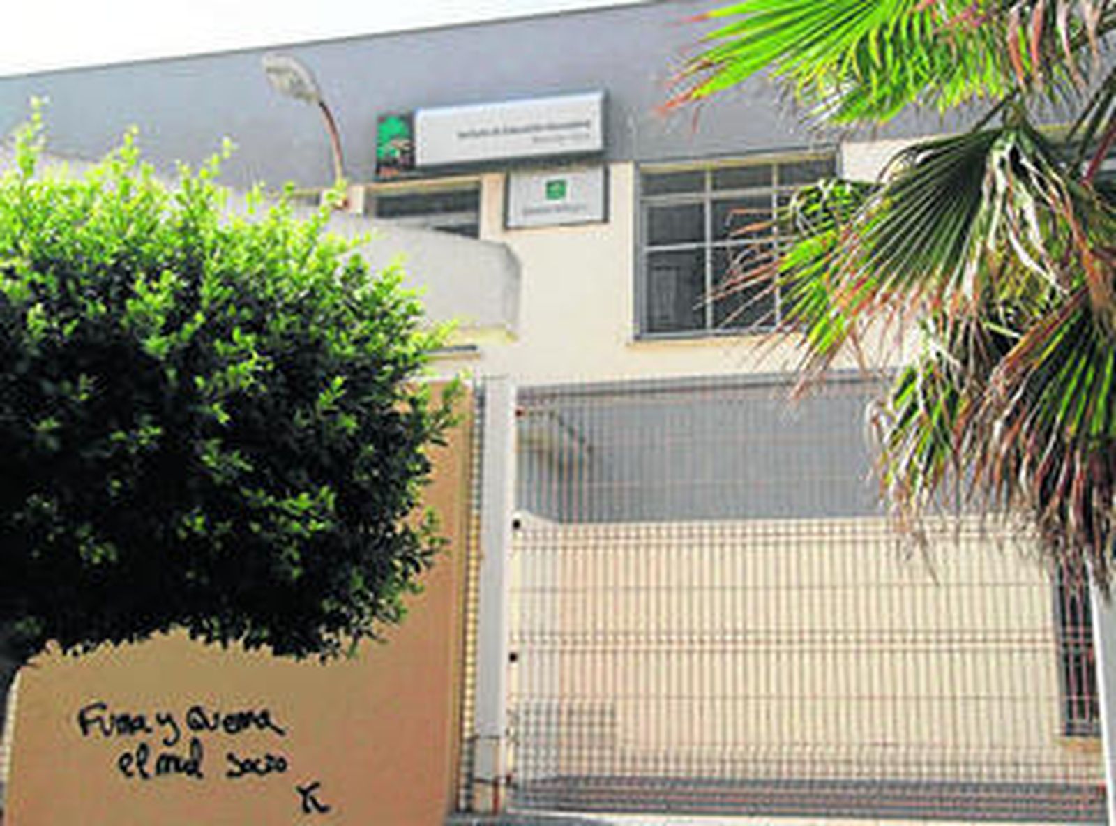 Fachada del IES Menéndez Tolosa de La Línea, ayer por la mañana.