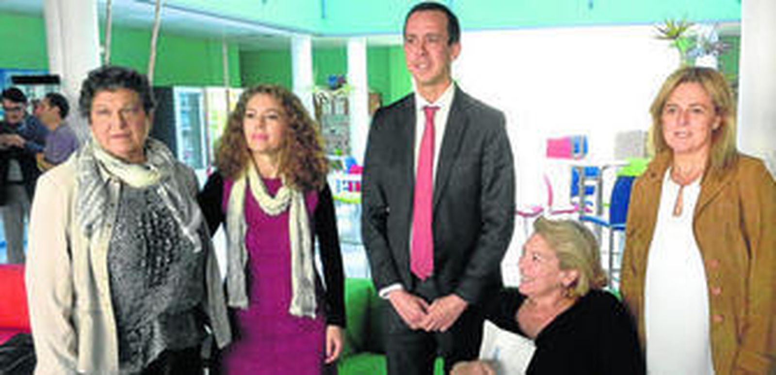 En el centro el Delegado de Salud junto a la presidenta de Feafes (a la derecha). En los extremos la concejal de Asuntos Sociales y la presidenta de El Timón.