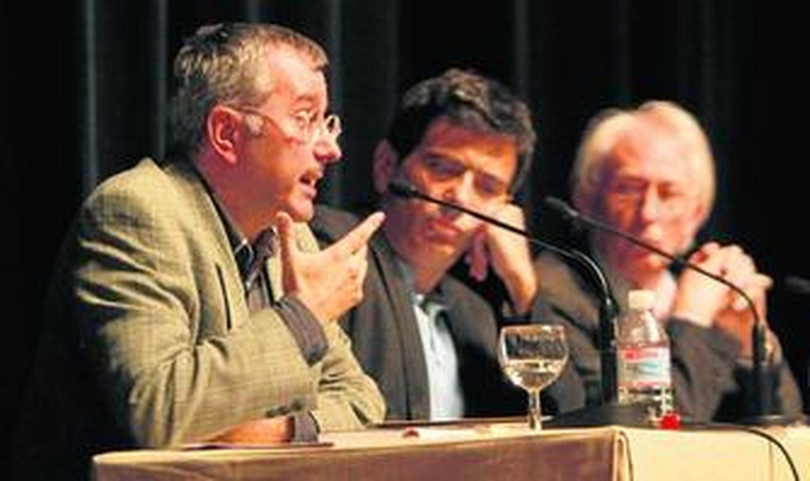 Alfonso Armada, en un momento de su intervención, en compañía de Arcadi espada y Albert Boadella.