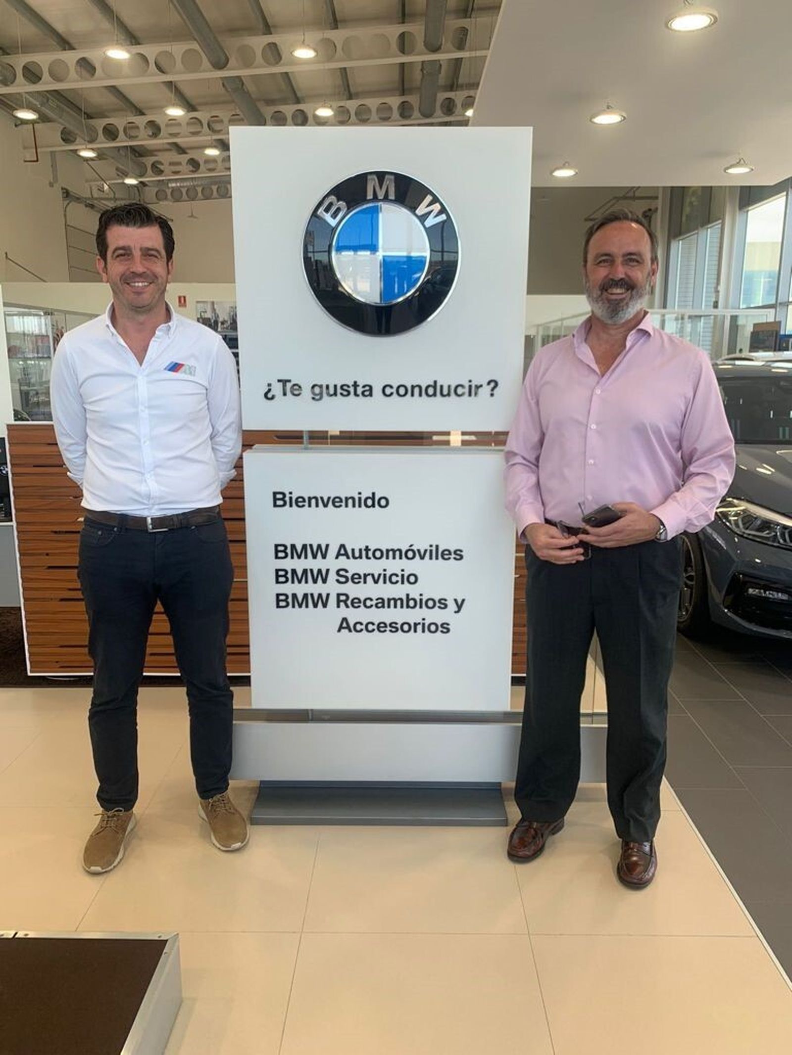 José Jurado, a la derecha, junto a José I. Carrillo, jefe de ventas de Carteya, frente a las instalaciones de la concesión de BMW y Mini en Algeciras.