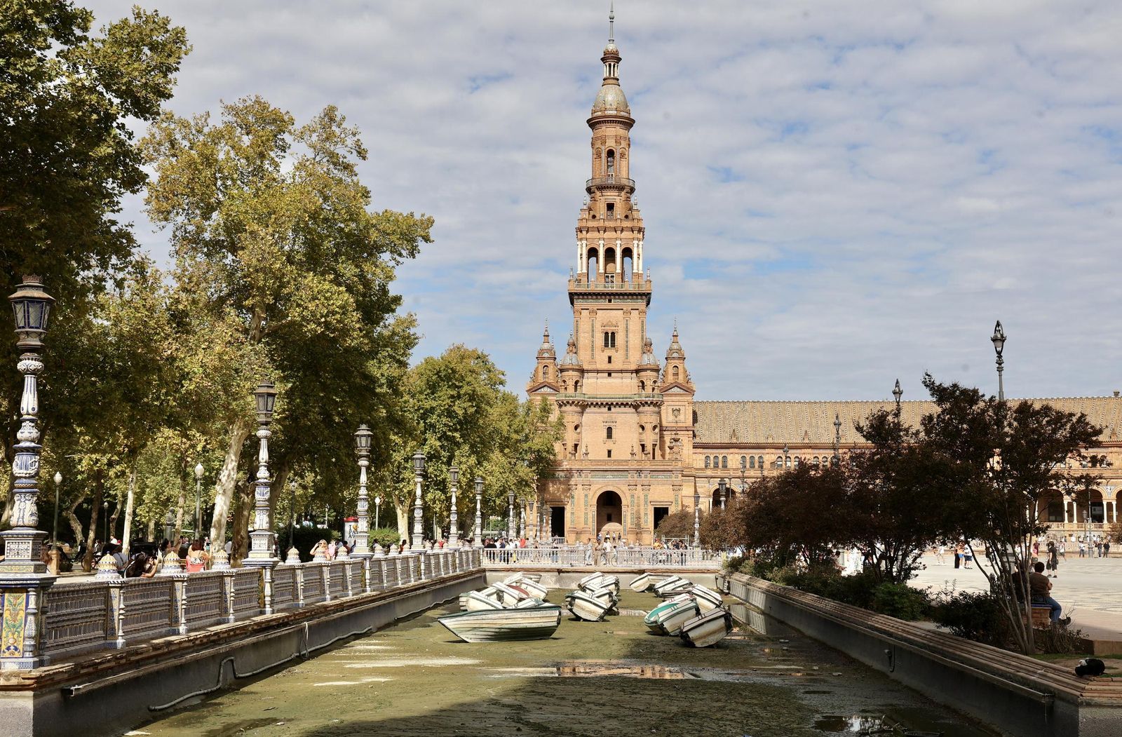 Vaciado de la ría de la Plaza de España para su liemza y restauración