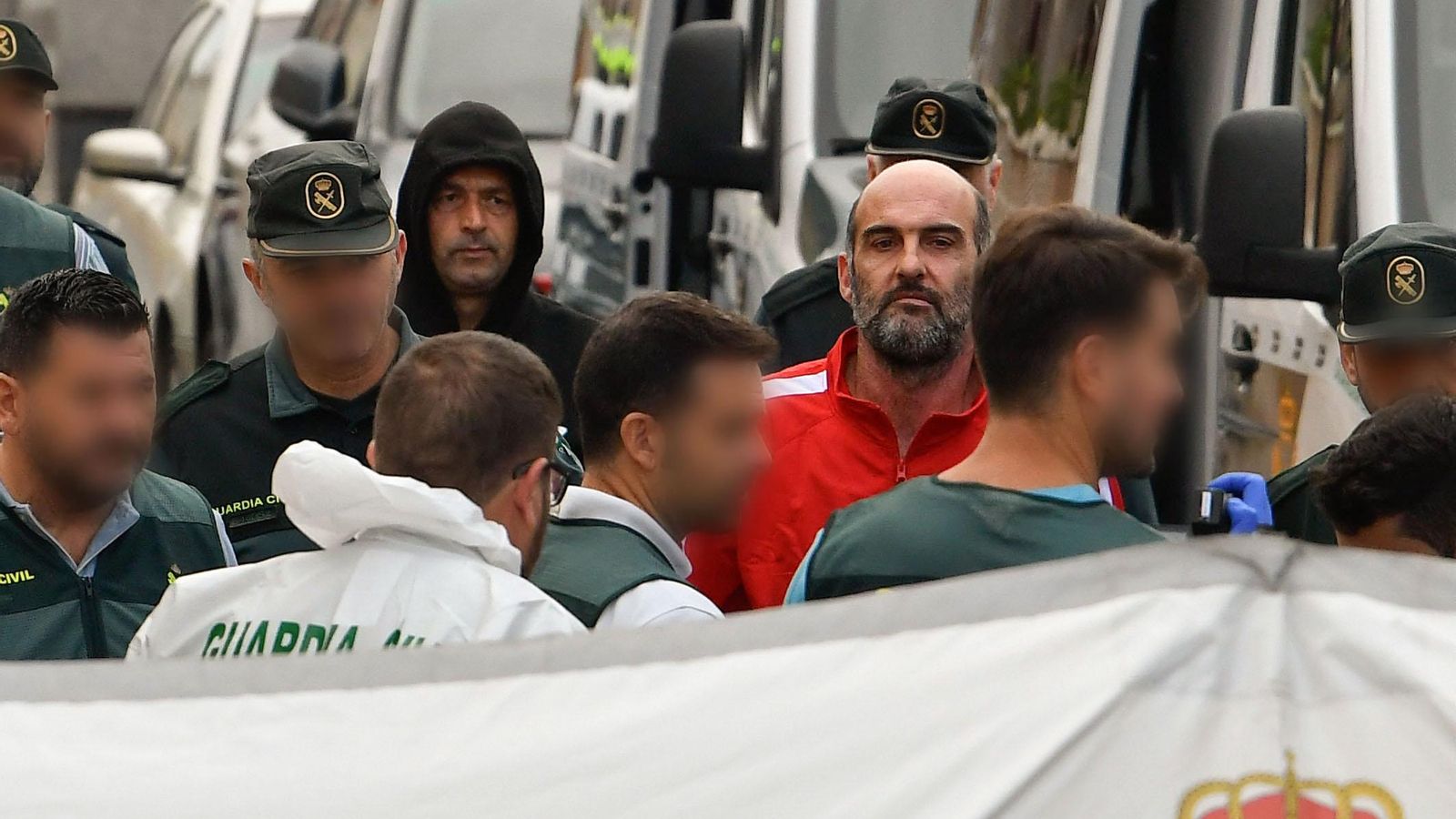 Los dos presuntos autores del crimen, escoltados por la Guardia Civil.