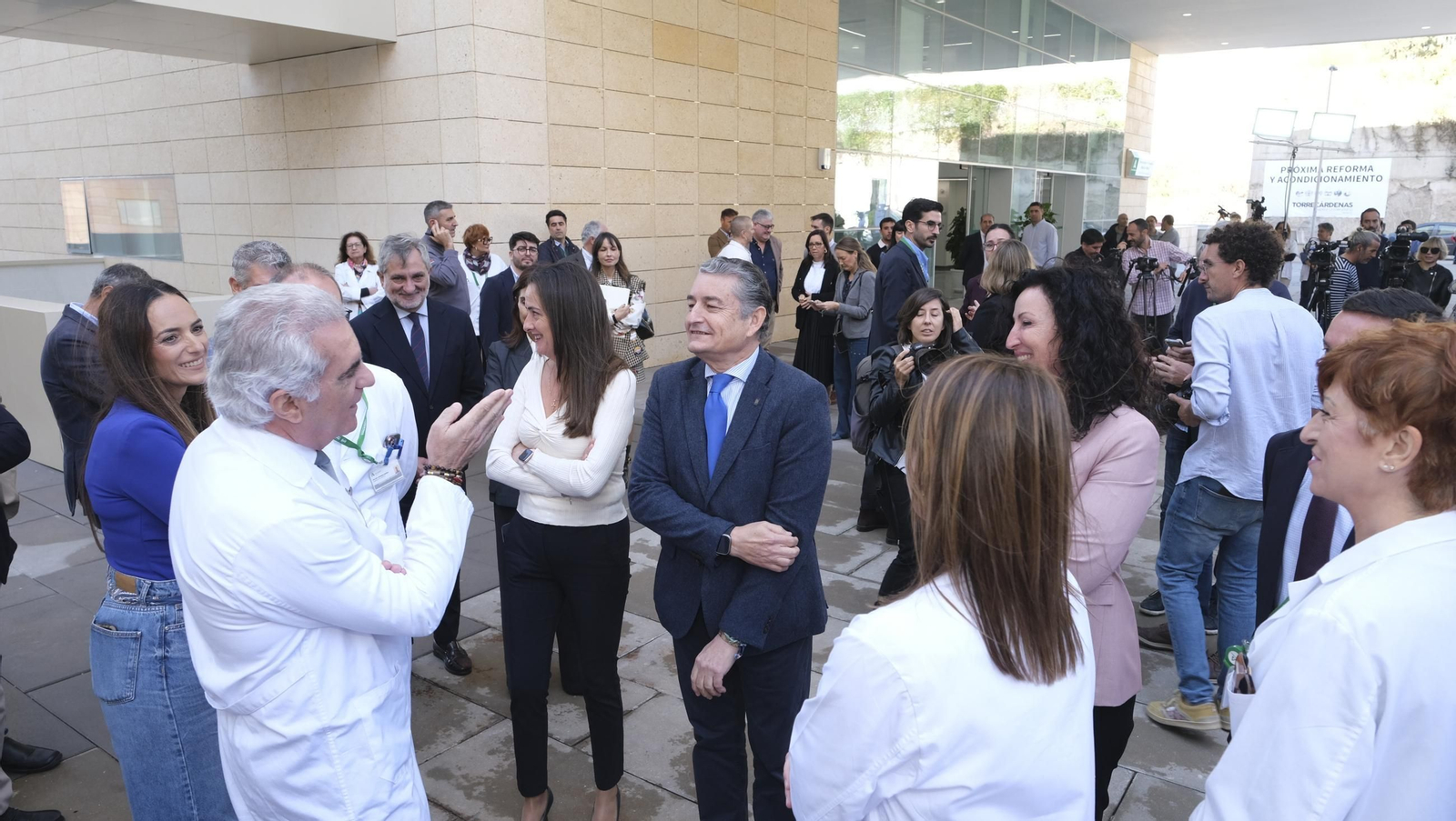 Visita del Consejero de Salud, Antonio Sanz, al nuevo edificio de consultas externas del Hospital Torrecárdenas, en imágenes