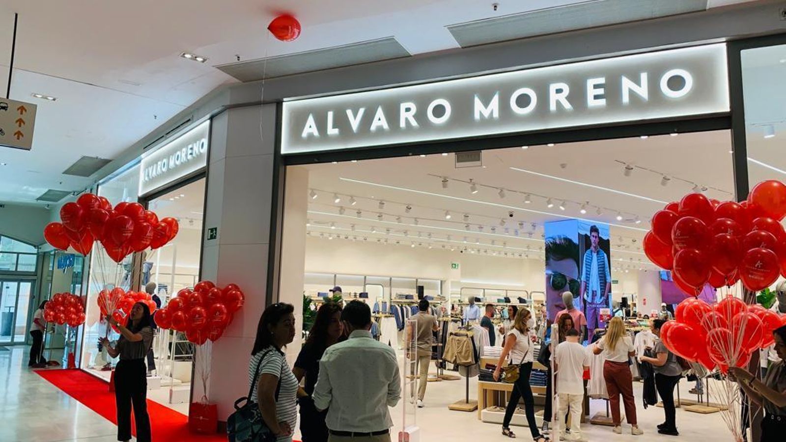 Exterior de la nueva tienda de Álvaro Moreno en Los Arcos el día de su inauguración.