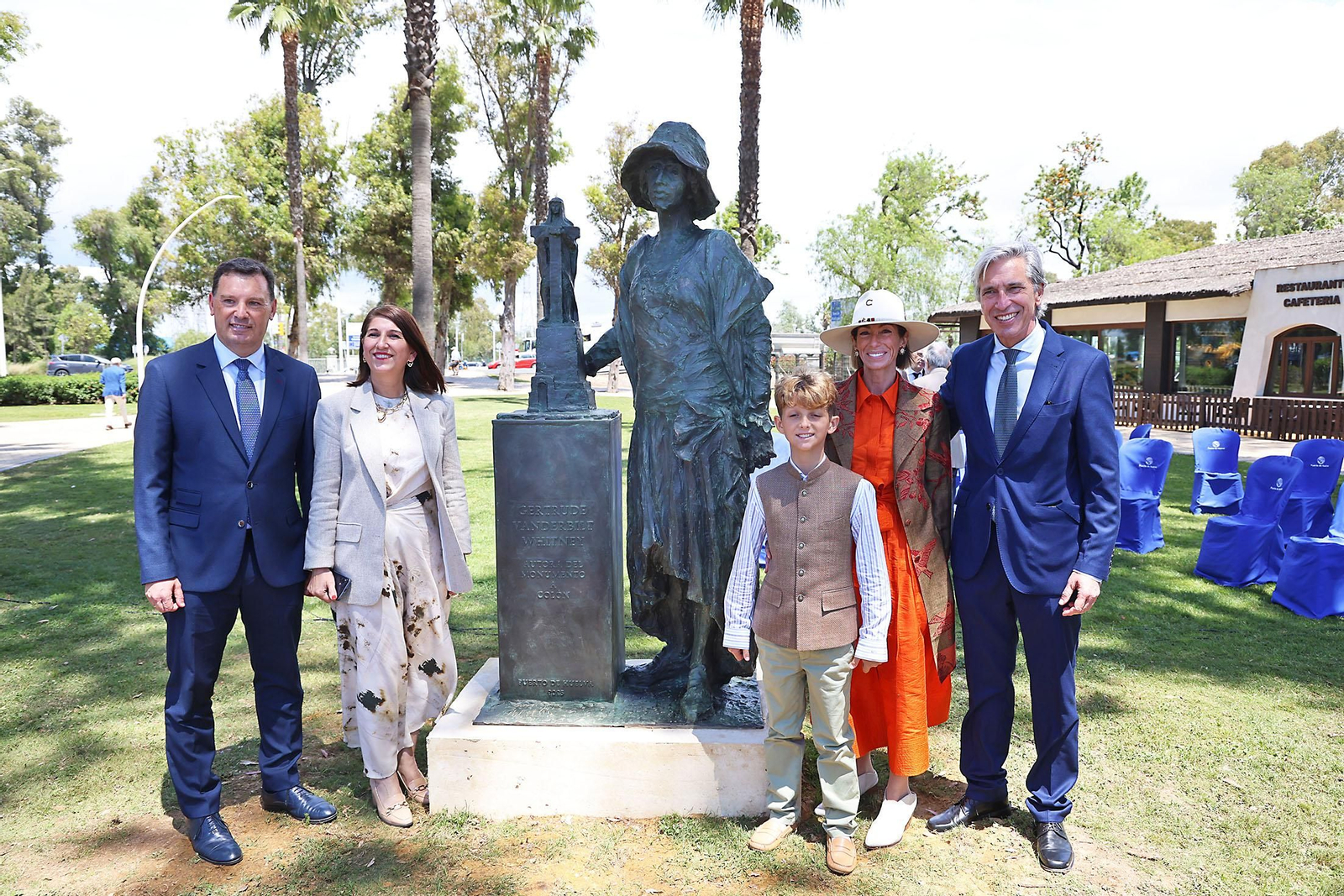Las imágenes de la inauguración de la escultura a Miss Whitney