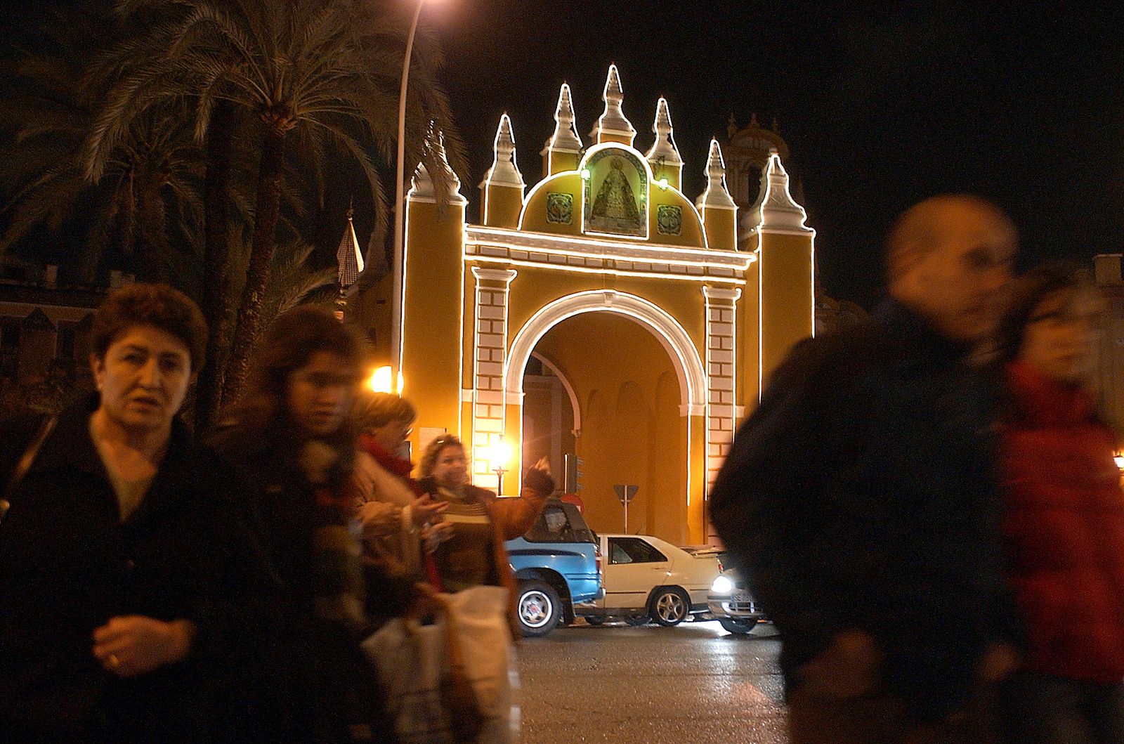 El arco de la Macarena, alumbrado.