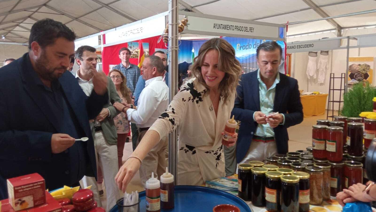 La alcaldesa Vanesa Beltrán con otros responsables institucionales, durante la apertura de la feria