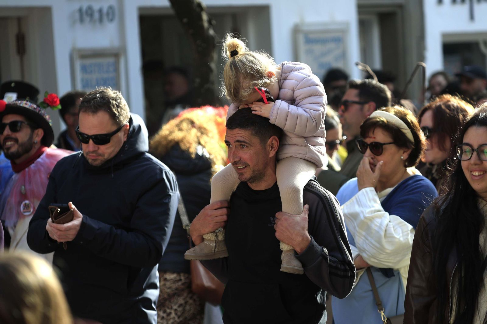 Búscate en las fotos del Carnaval de calle en Tarifa