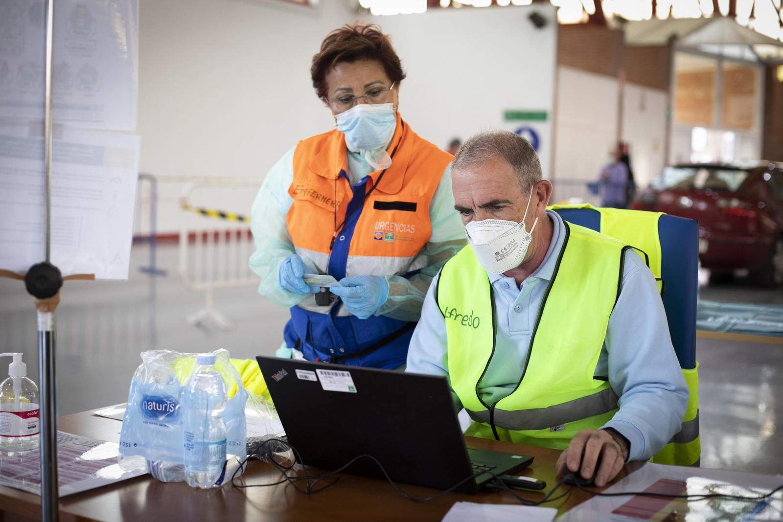 Fotos: colas en la vuelta a la vacunación masiva en Granada