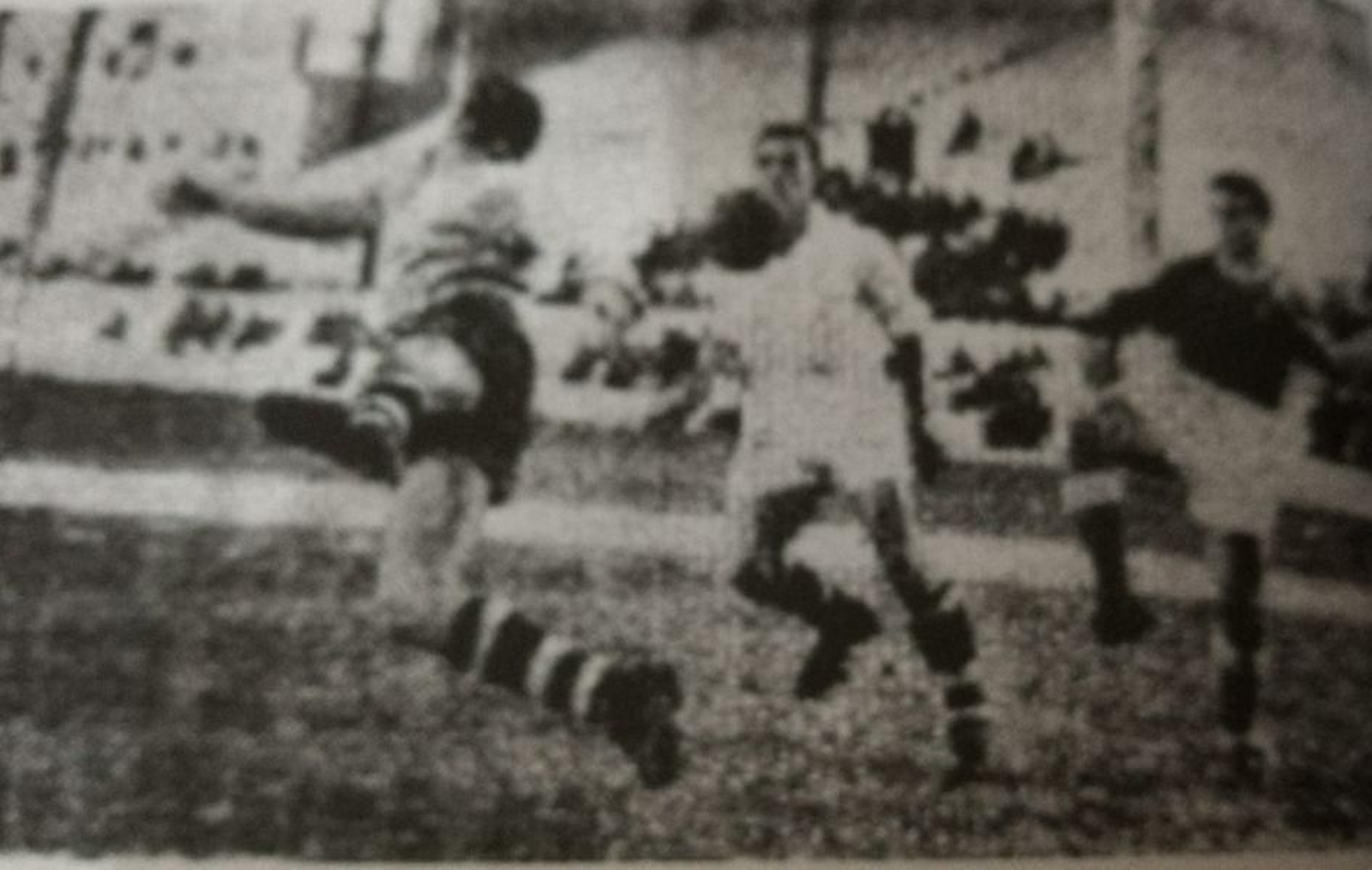 Una imagen, muy deteriorada, del Plus Ultra Balona de la 1952-53